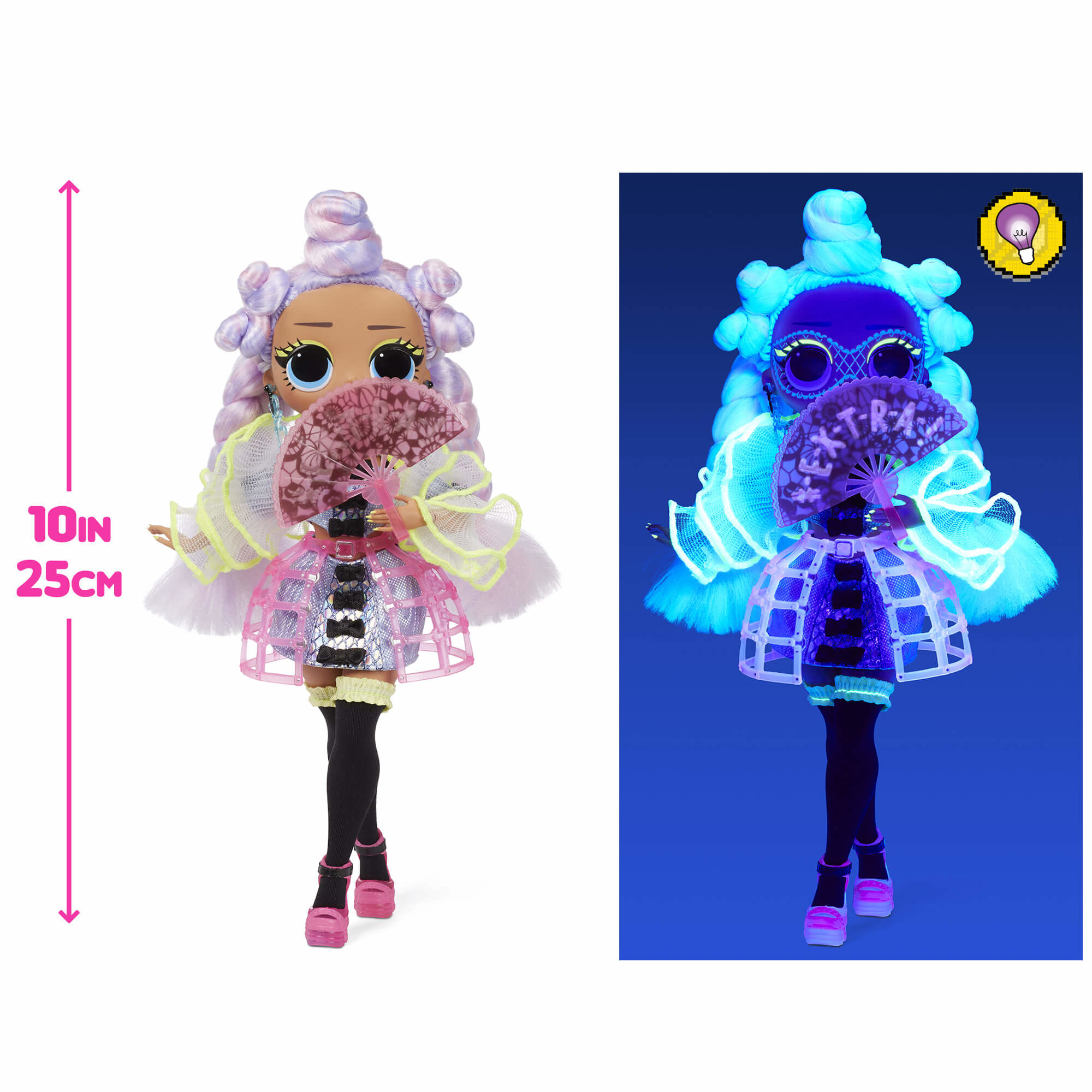 Lalka z jasnoniebieskimi włosami, trzymająca wachlarz. Drugi obraz pokazuje świecące elementy w ciemności. Wymiary 10 cali/25 cm.