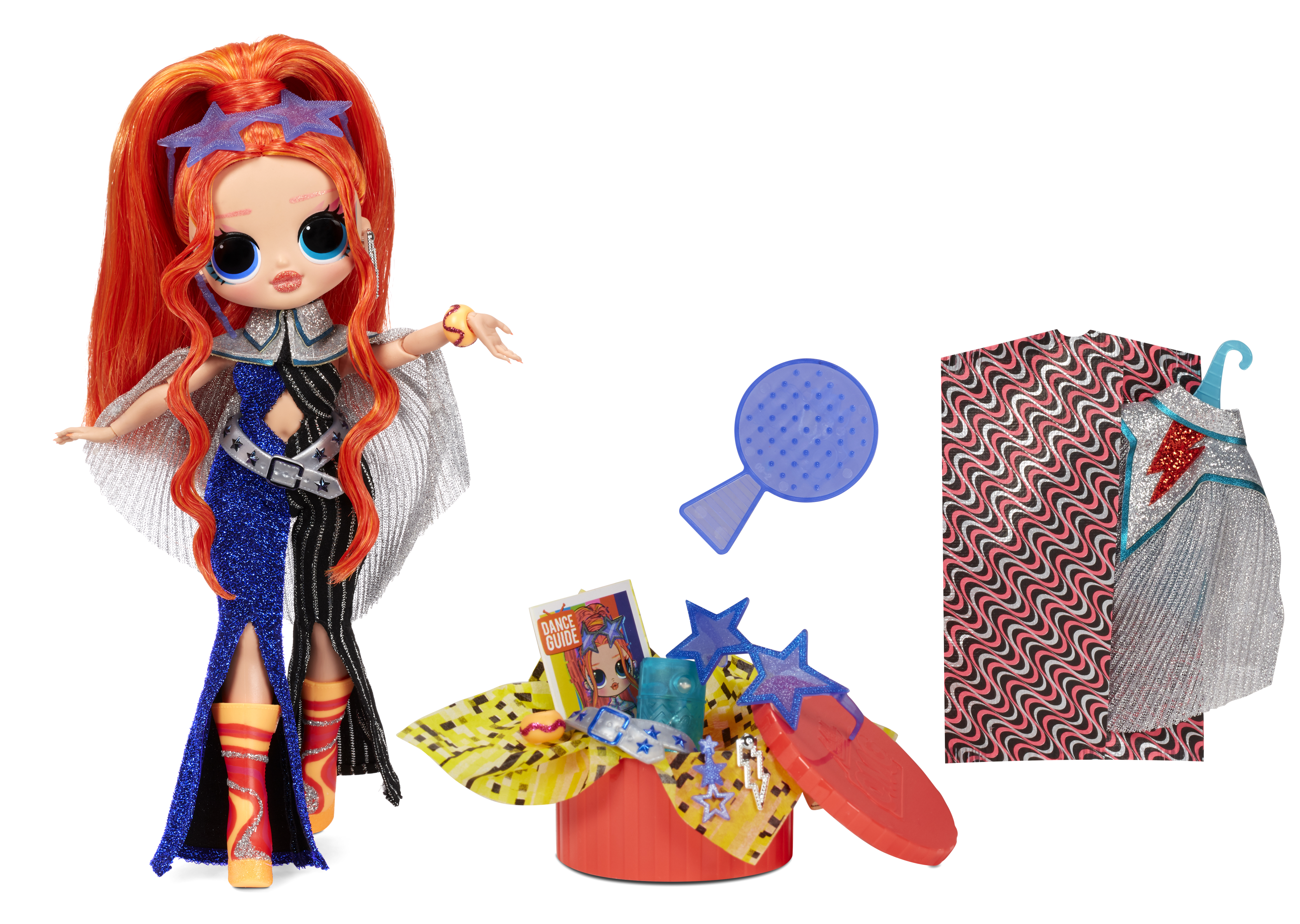 Lalka LOL OMG z rudymi włosami i akcesoriami, czerwona scena i kostium na białym tle.