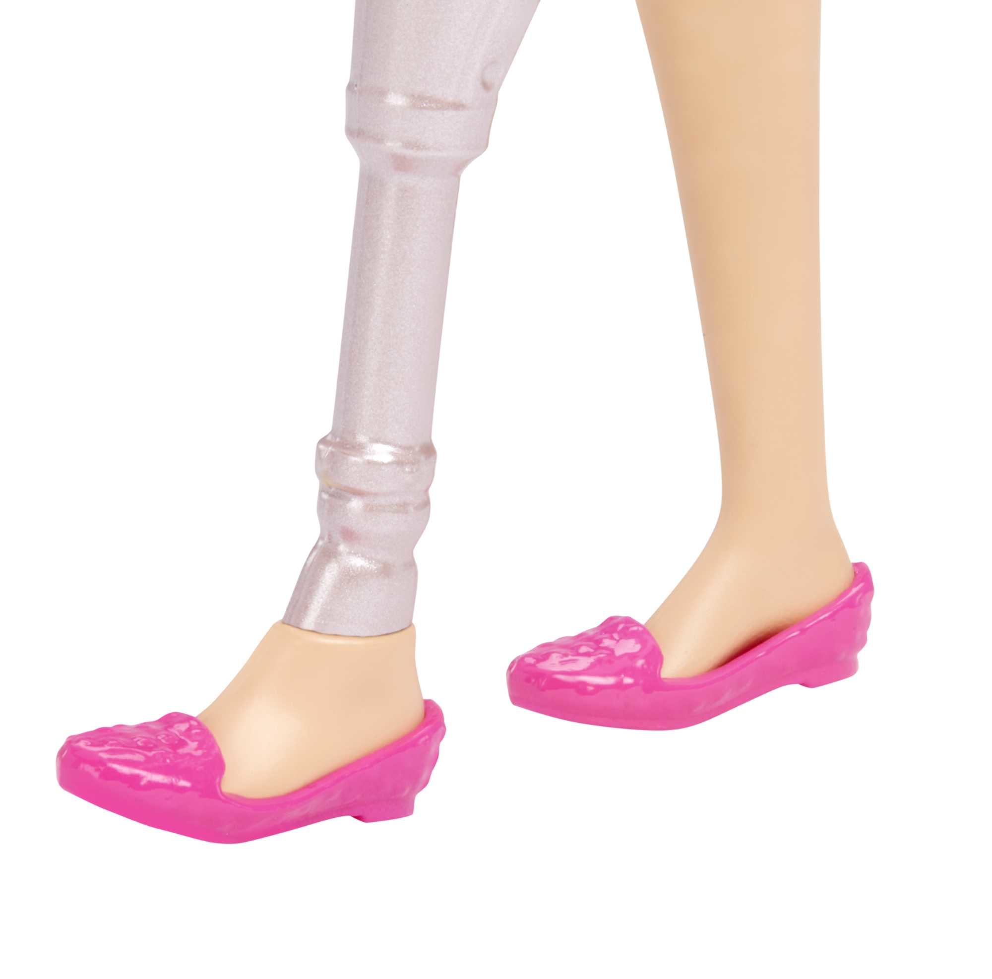 Beine und Füße einer Puppe mit rosa Schuhen. Ein Bein ist roboterhaft.