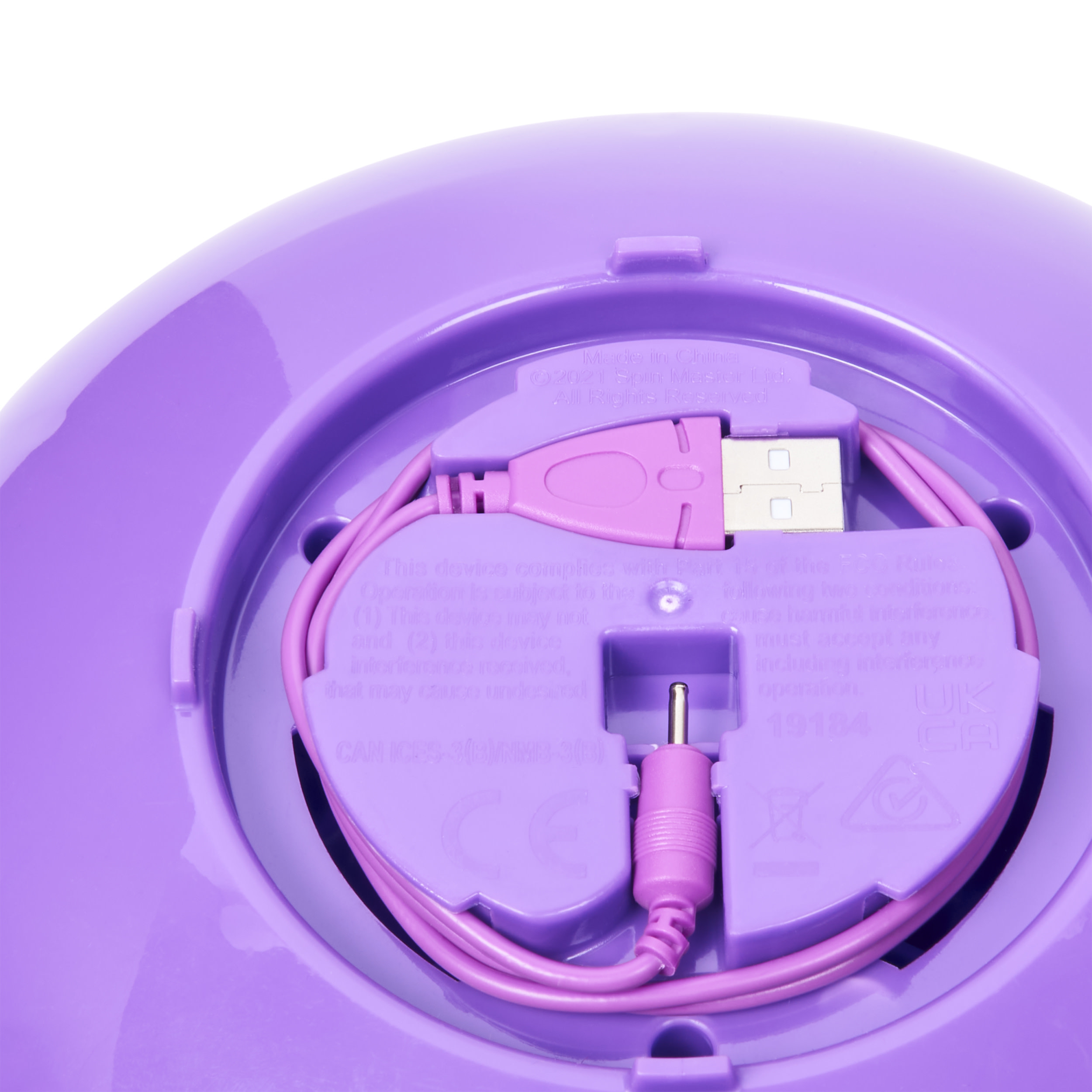 Zbliżenie wnętrza fioletowego urządzenia elektronicznego z portem USB i kablem.