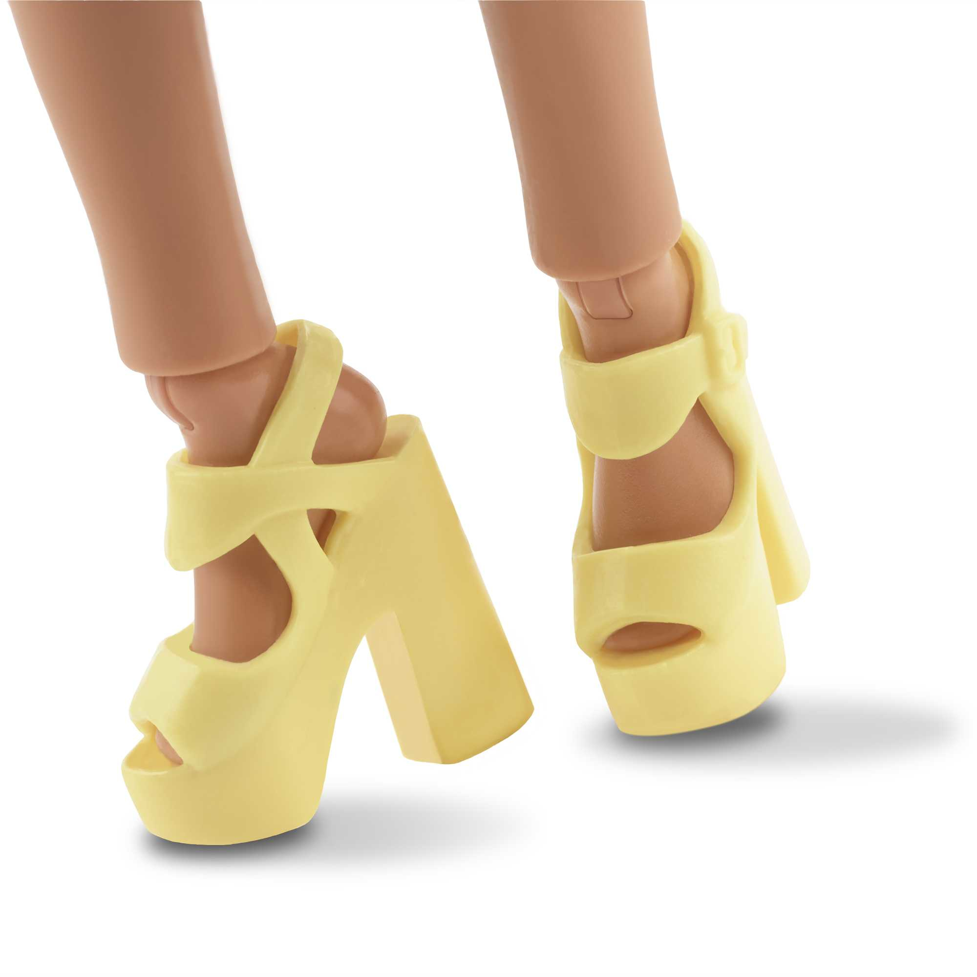 Nahaufnahme von gelben Plateau-Absätzen. Die Schuhe haben dicke Absätze und Riemen, weißer Hintergrund.