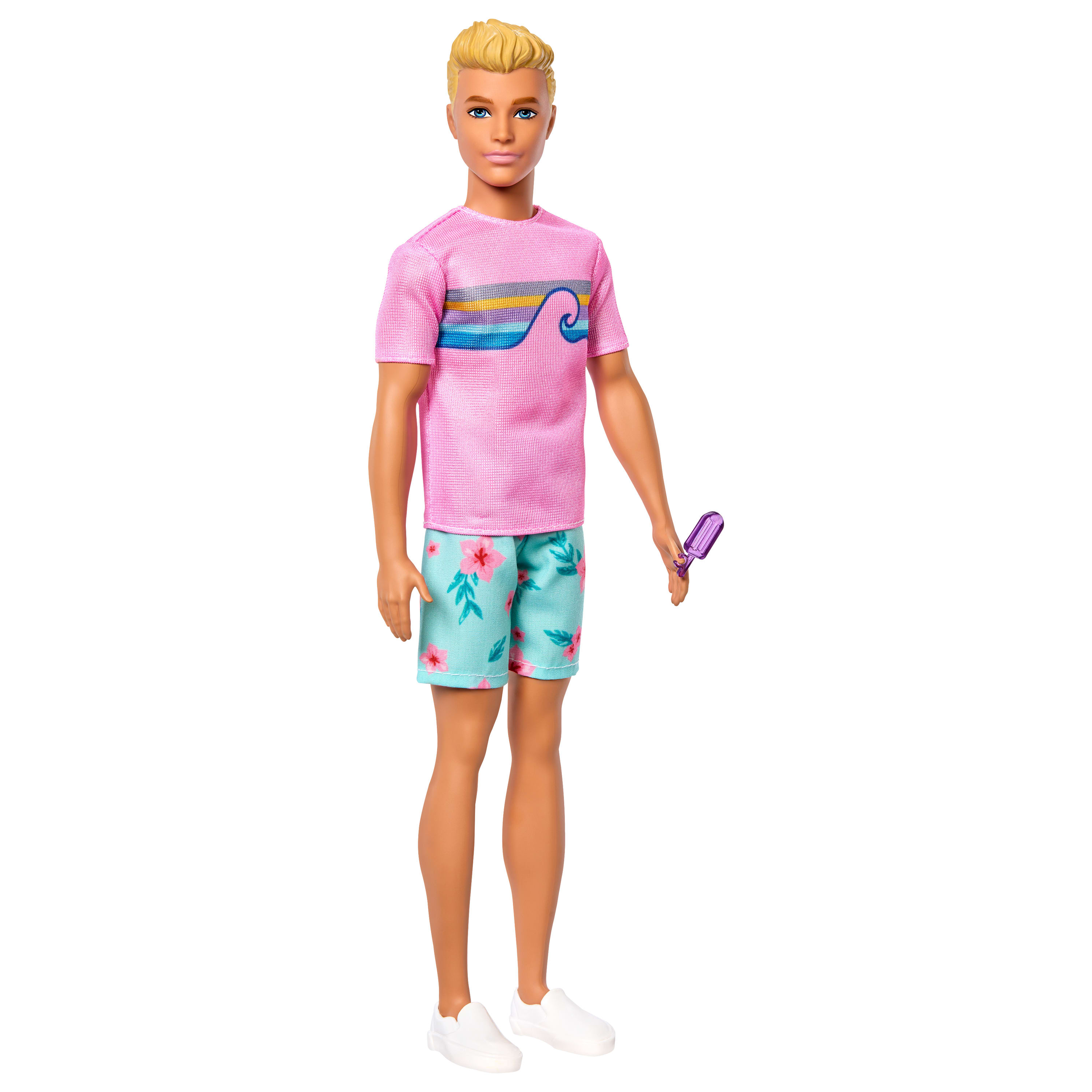 Ken-Puppe mit blonden Haaren, trägt ein rosa Hemd, Blumenshorts und weiße Schuhe. Er hält einen Gegenstand.