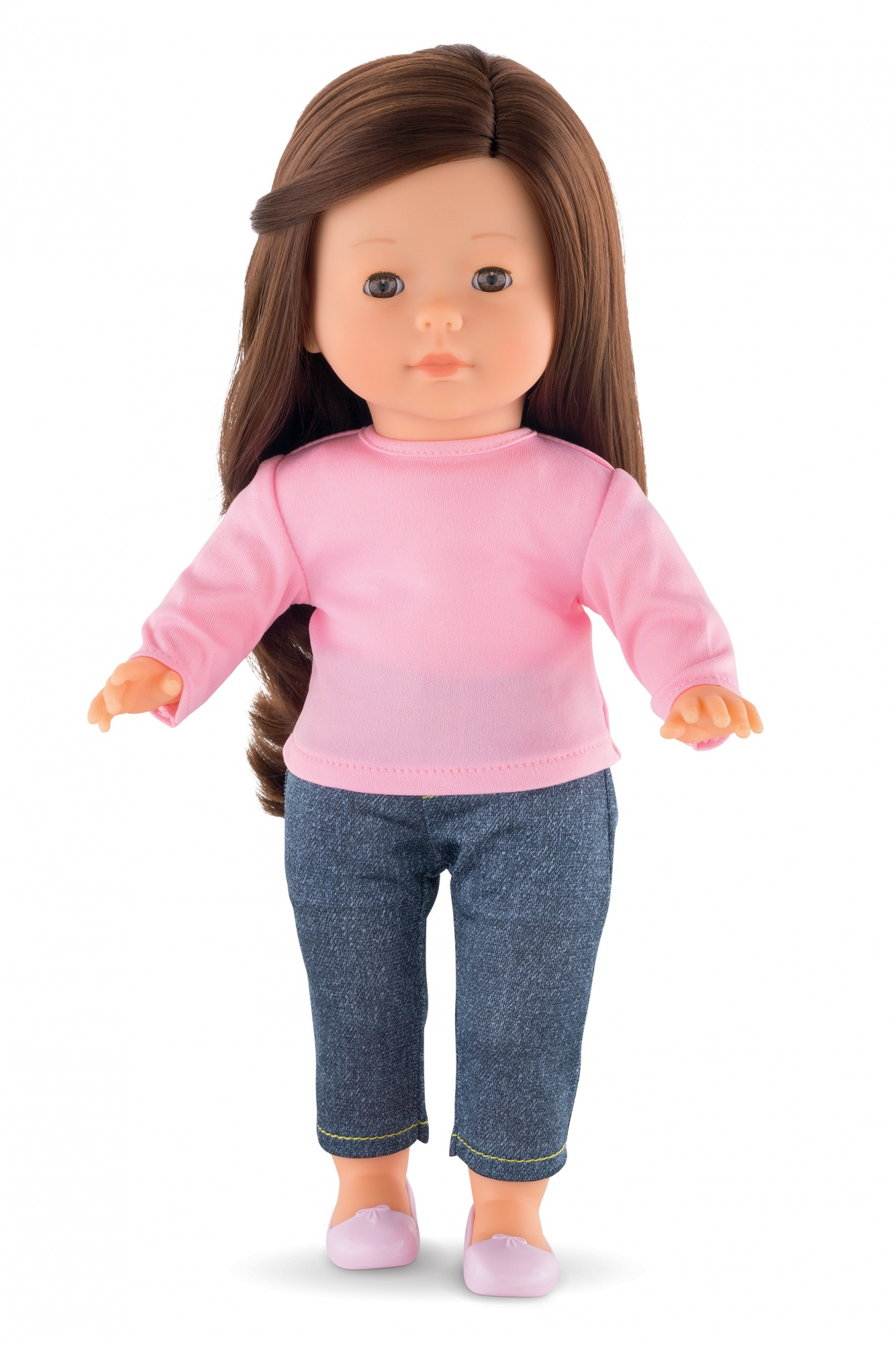 Una muñeca, con cabello castaño y que lleva una camisa rosa y vaqueros.