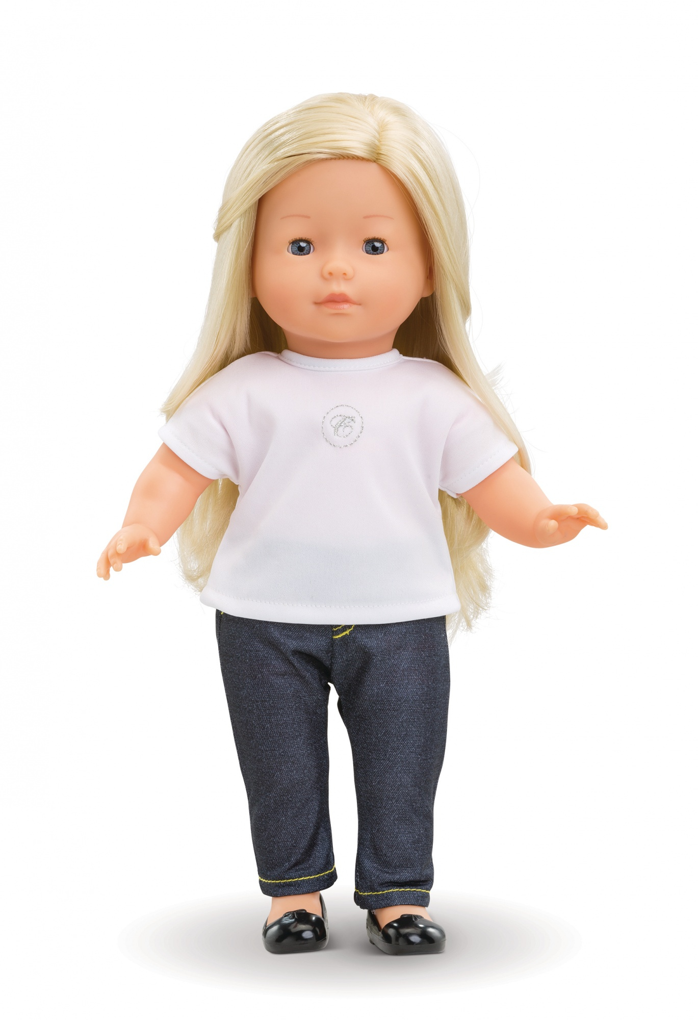 Muñeca rubia con ojos azules, con camiseta blanca y vaqueros. Zapatos negros. Fondo blanco.