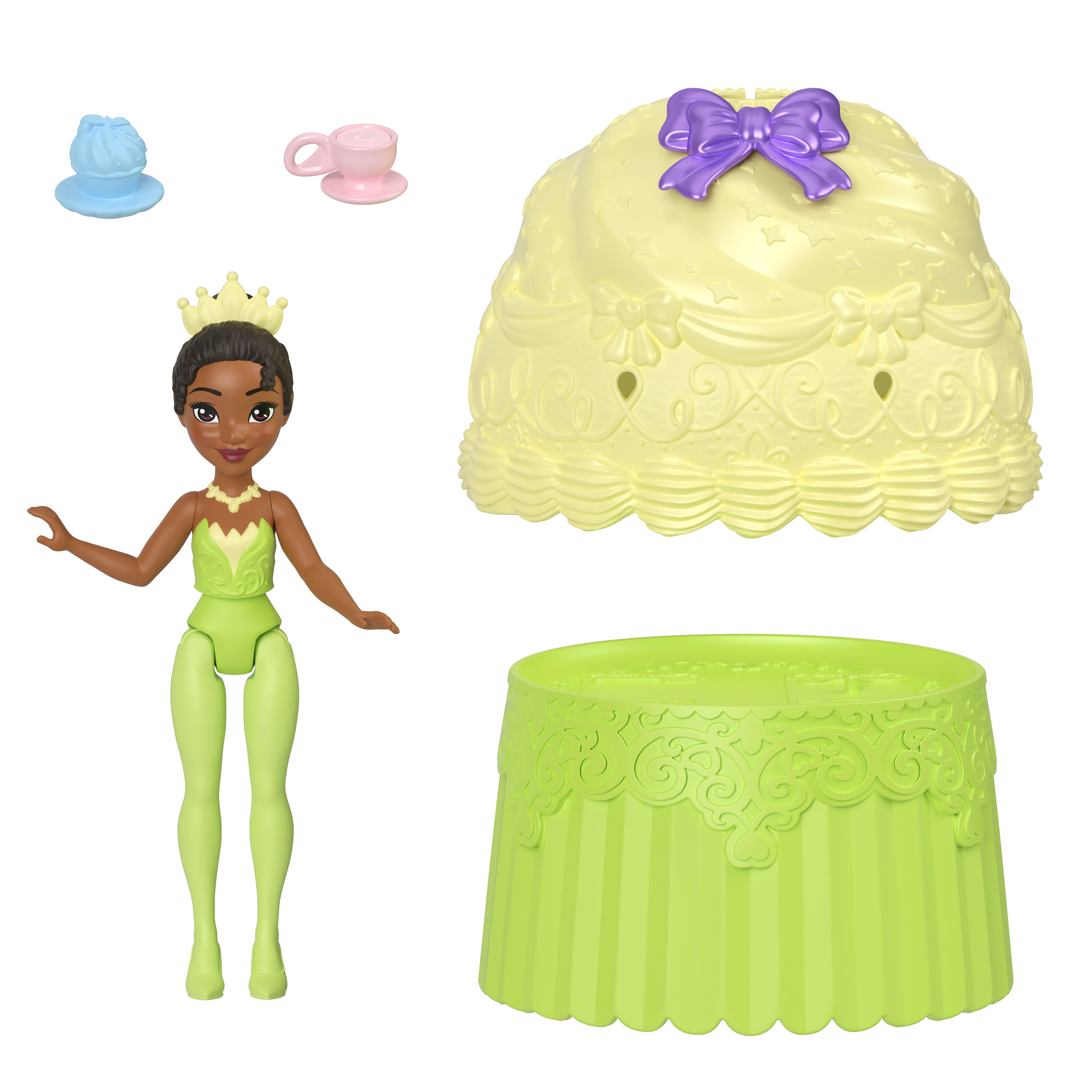Tiana-Puppe und Kuchen-Set mit Tasse und Untertasse auf weißer Oberfläche.