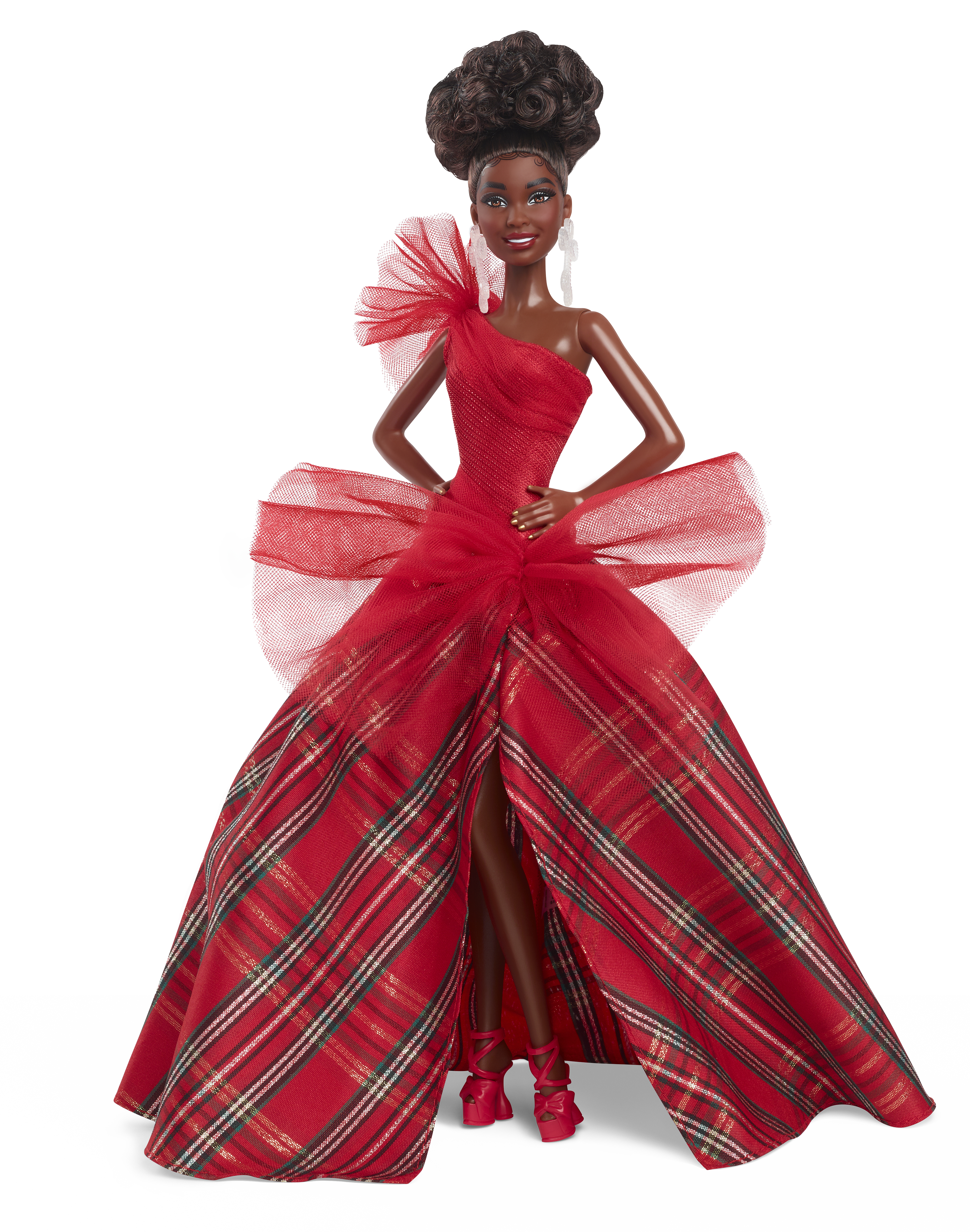 Lalka Barbie o ciemnej karnacji w czerwonej sukni w kratę, czerwonych butach i kokardzie.