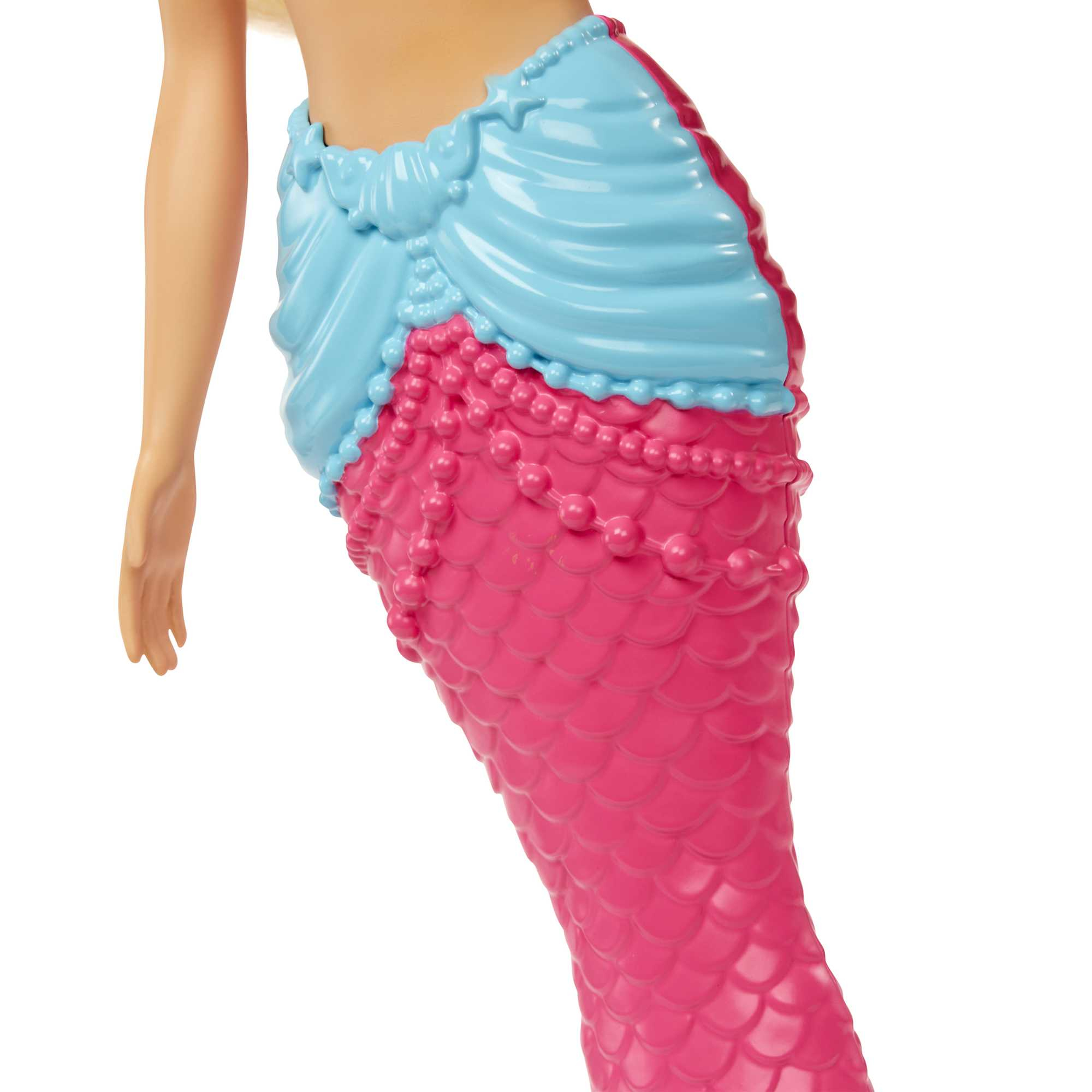 Ein Barbie-Meerjungfrauen-Schwanz, rosa mit blauen Rüschen und Perlen, Nahaufnahme.