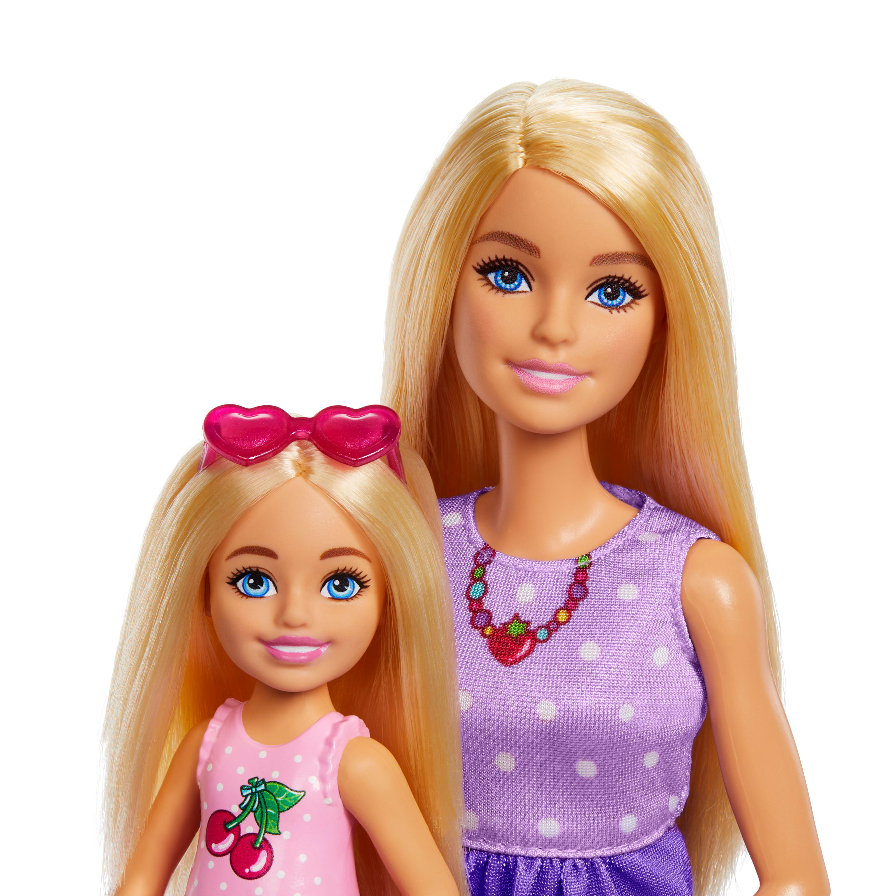 Due bambole Barbie insieme. Una è una bambina con i capelli biondi, l'altra un'adulta.