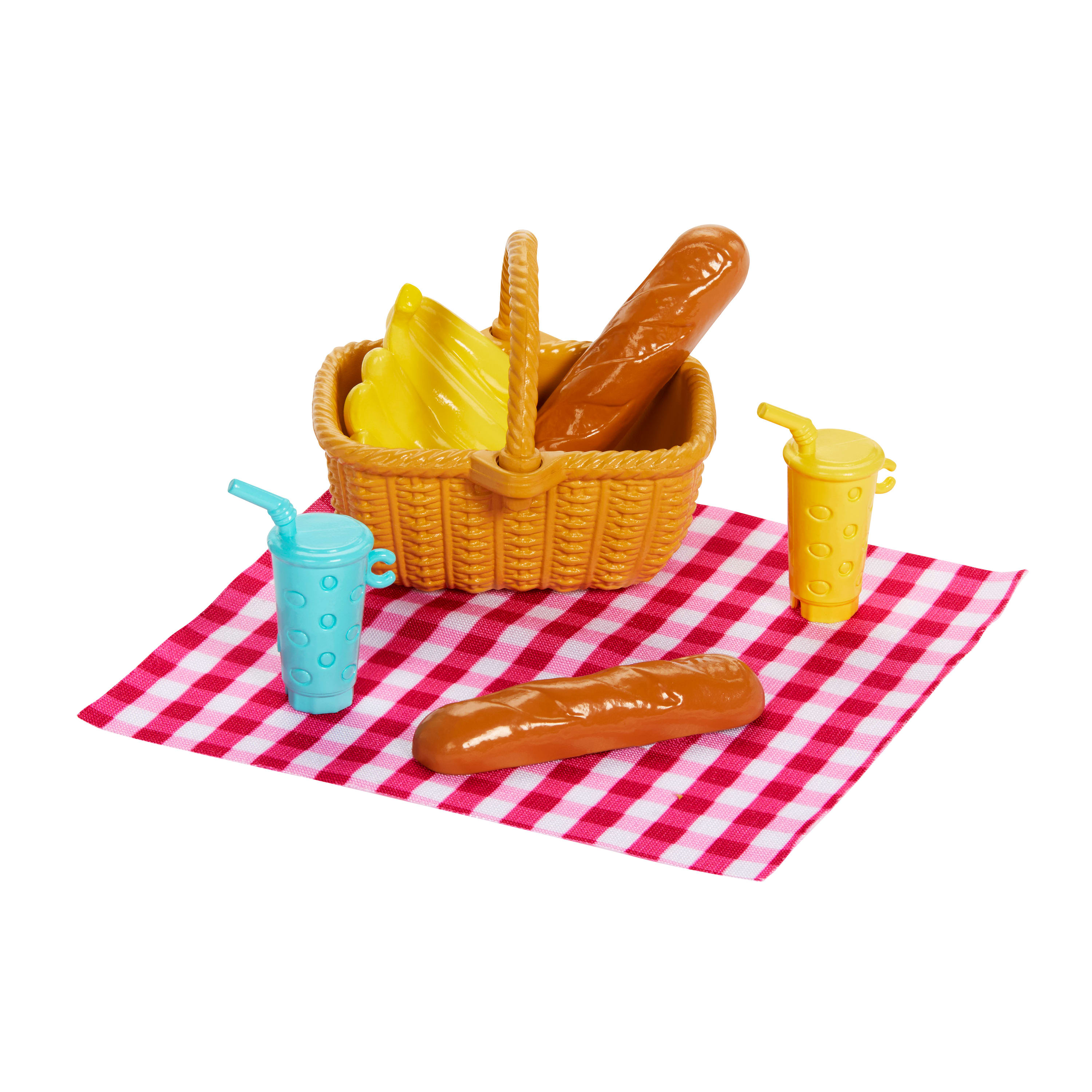 Una scena di picnic: un cestino con pane, pasticcini gialli, due bevande, una tovaglia a scacchi rossa e bianca.