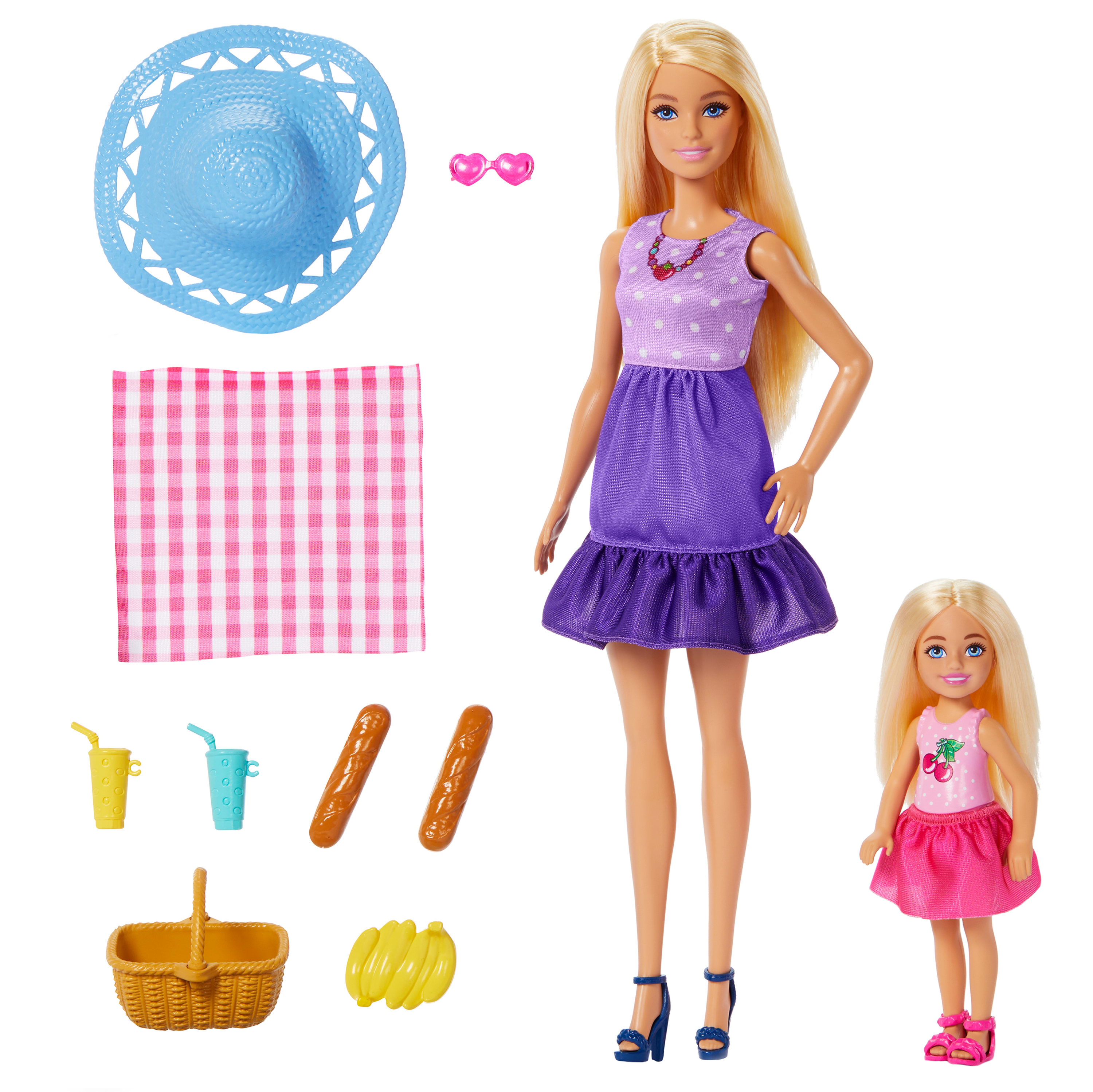 Bambole Barbie e Chelsea con oggetti da picnic: cestino, cibo, bevande e un telo a scacchi. Sfondo bianco.