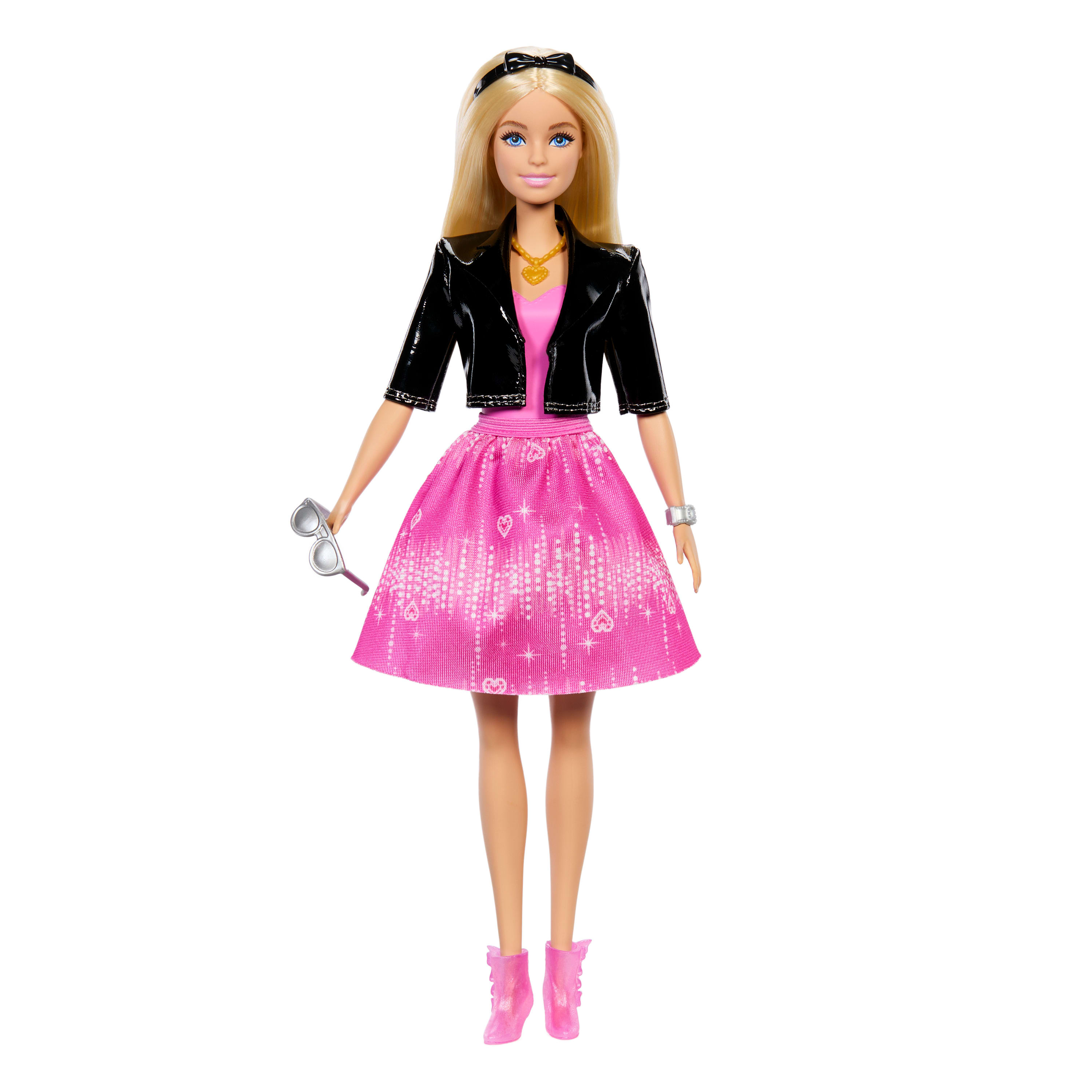 Muñeca Barbie rubia con chaqueta negra, vestido rosa y accesorios. Fondo blanco.