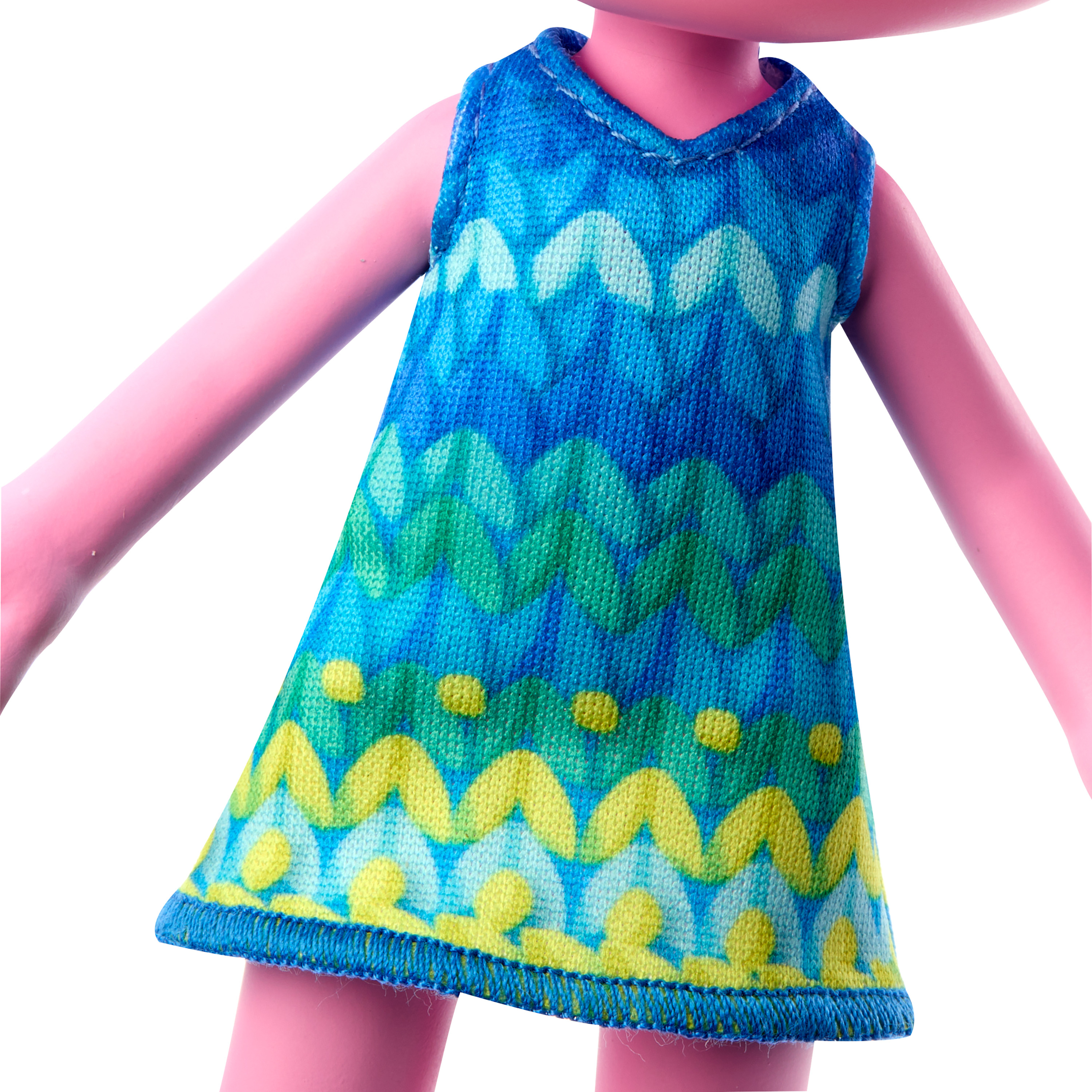 Zbliżenie różowej sukienki dla lalek z niebieskim, zielonym i żółtym wzorem w zygzaki.