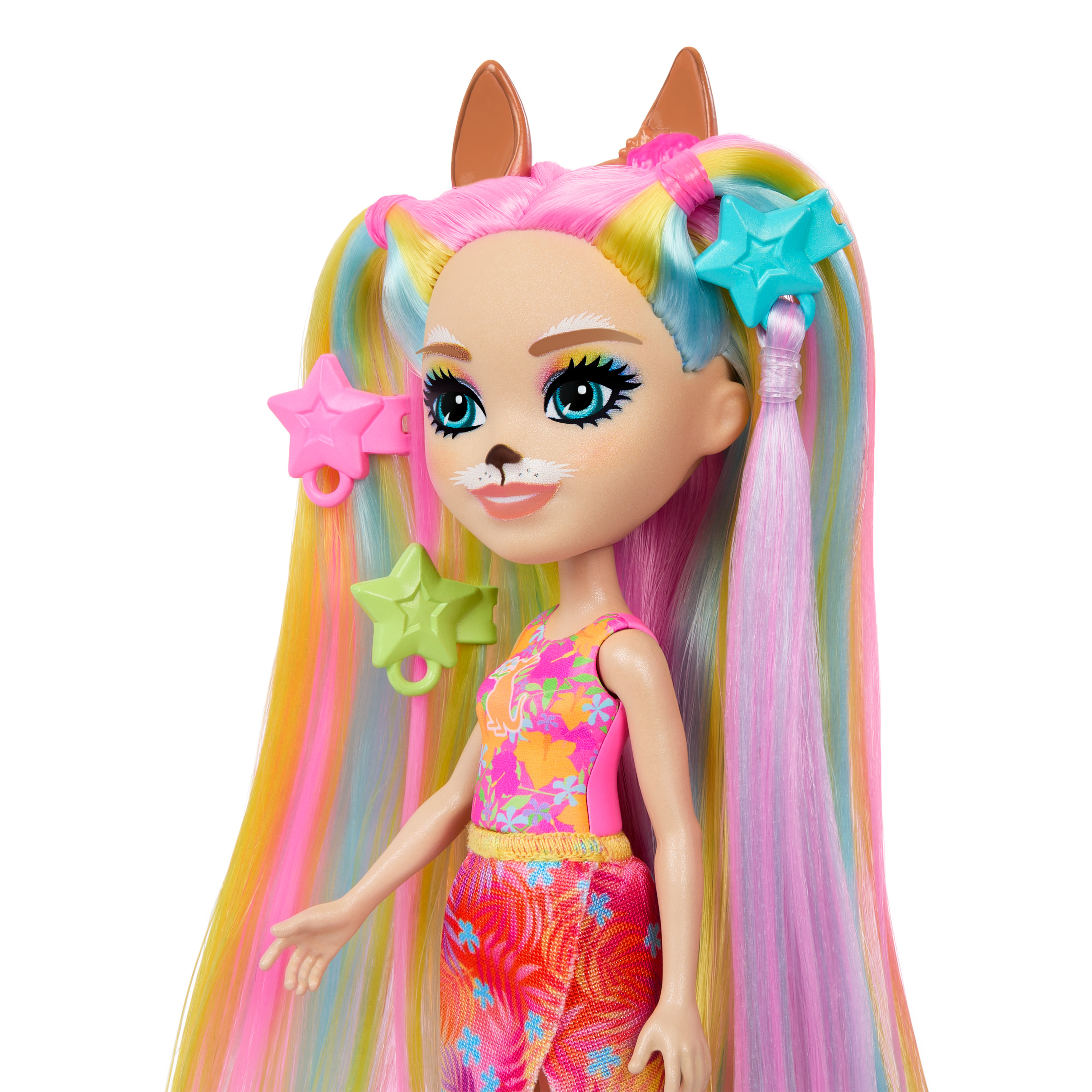 Una muñeca con cabello colorido, pintura facial de gato y accesorios en forma de estrella. Ella está sonriendo.