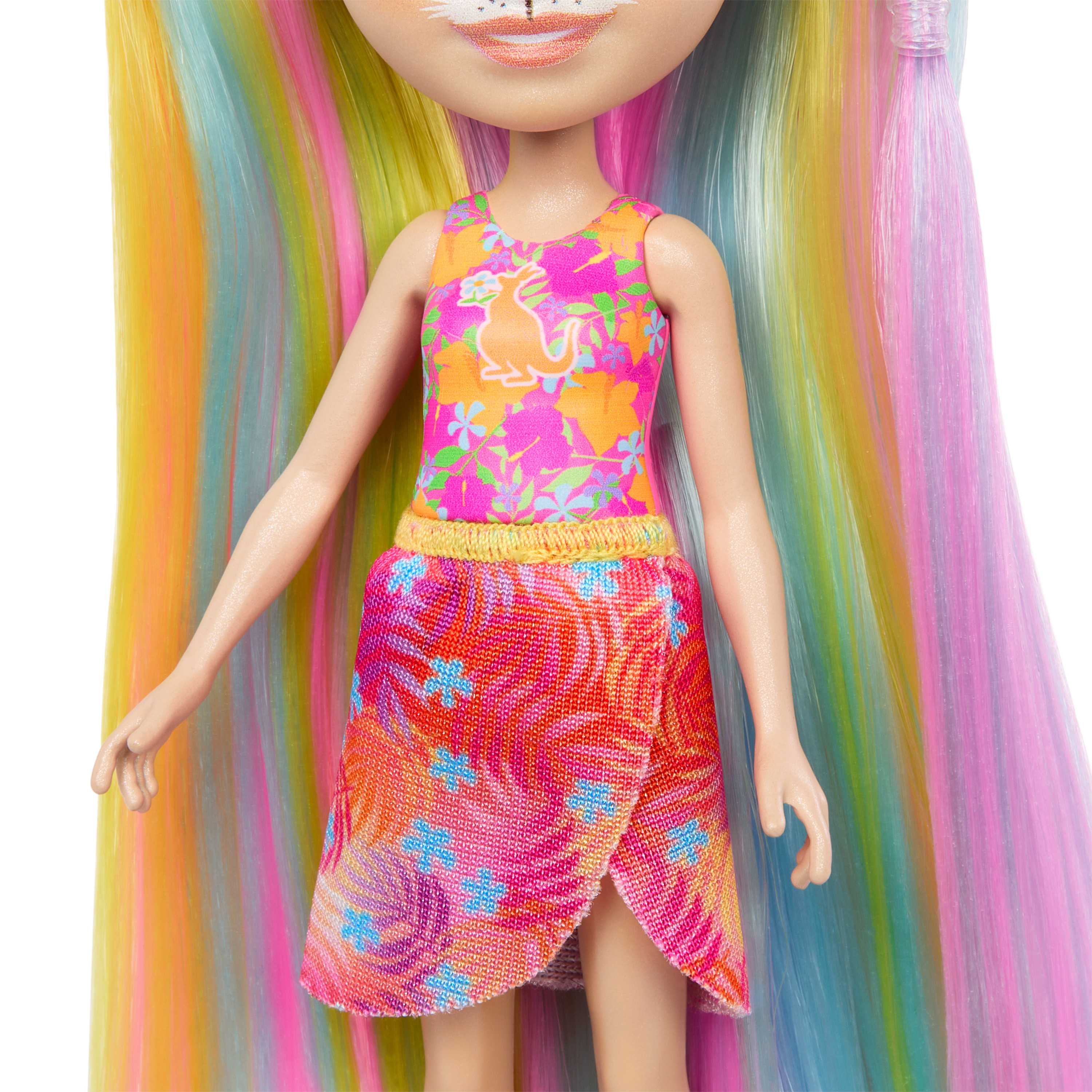Muñeca con pelo colorido y atuendo floral. Su cara tiene un diseño blanco. El fondo es blanco.