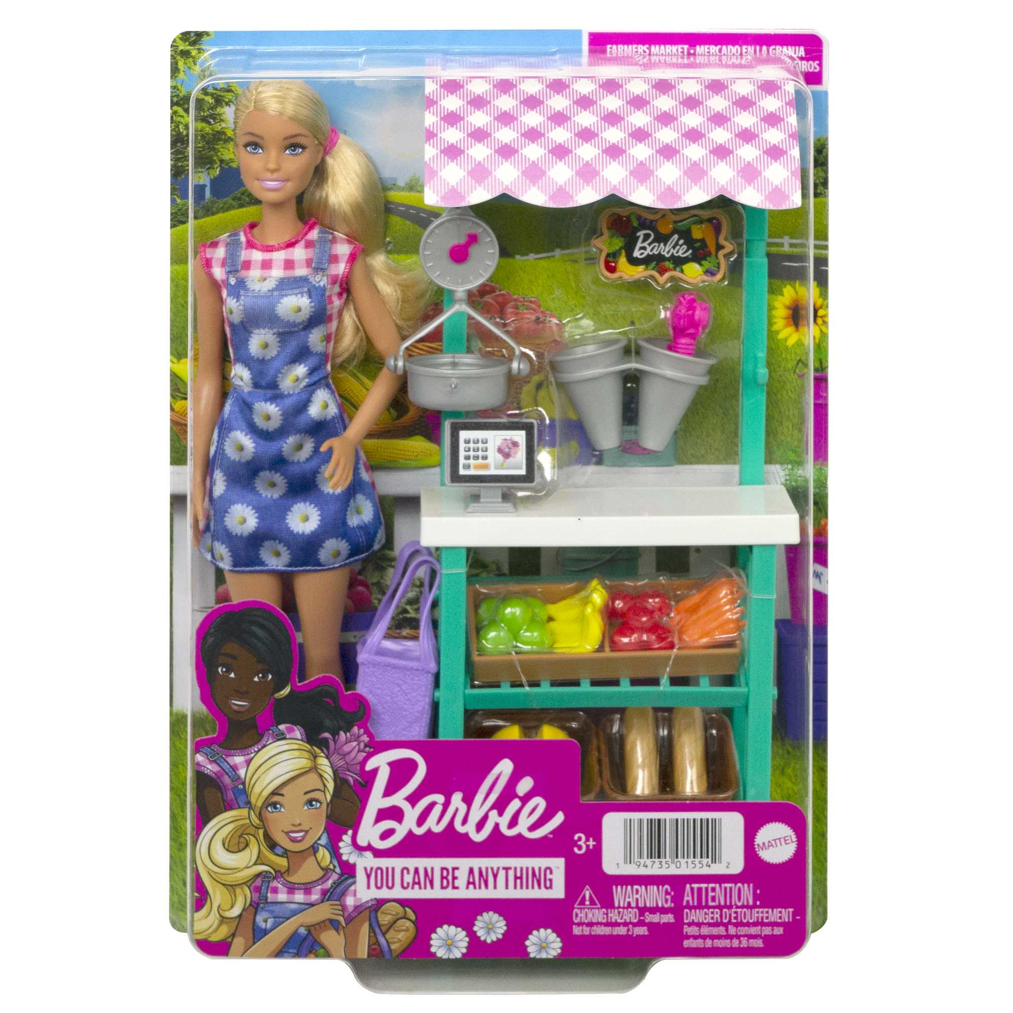 Lalka Barbie i stragan na targu rolnym. Stragan ma owoce, warzywa i wagę. Barbie nosi fartuch.