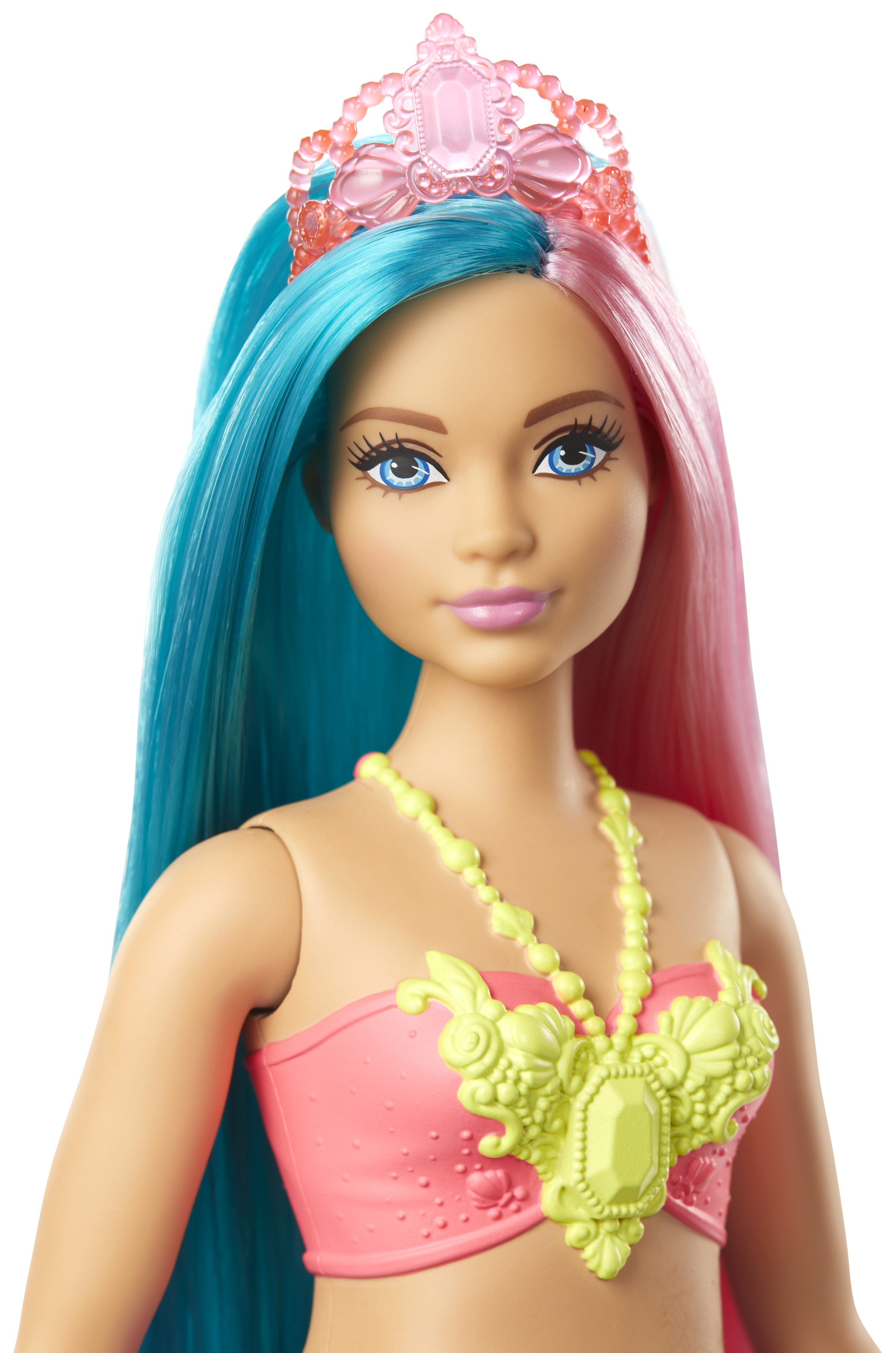 Poupée Barbie aux cheveux bleus et roses, une couronne et un haut rose avec un collier jaune.