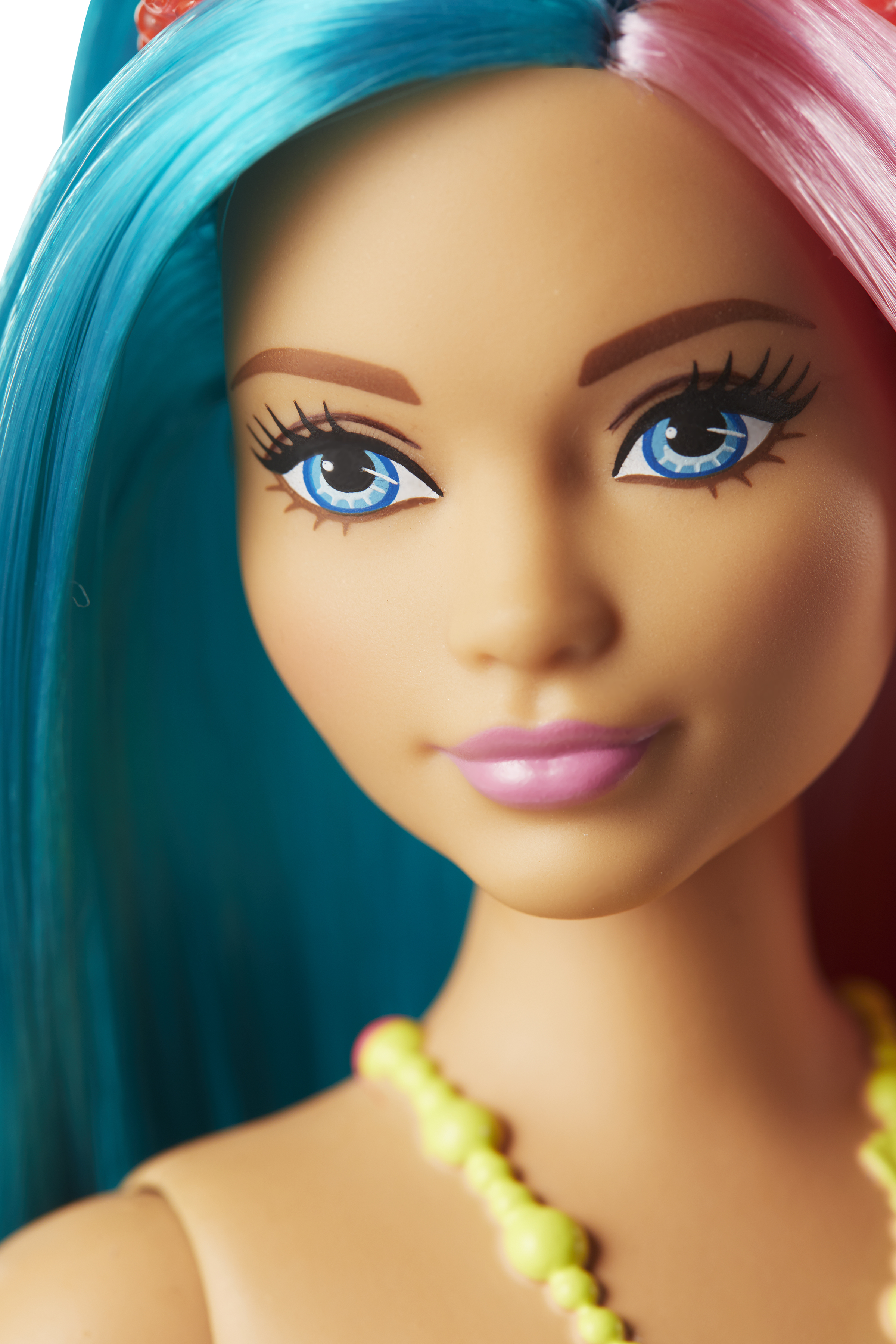 Un visage de poupée Barbie. La poupée a des cheveux bleus et roses, des yeux bleus et un collier jaune.