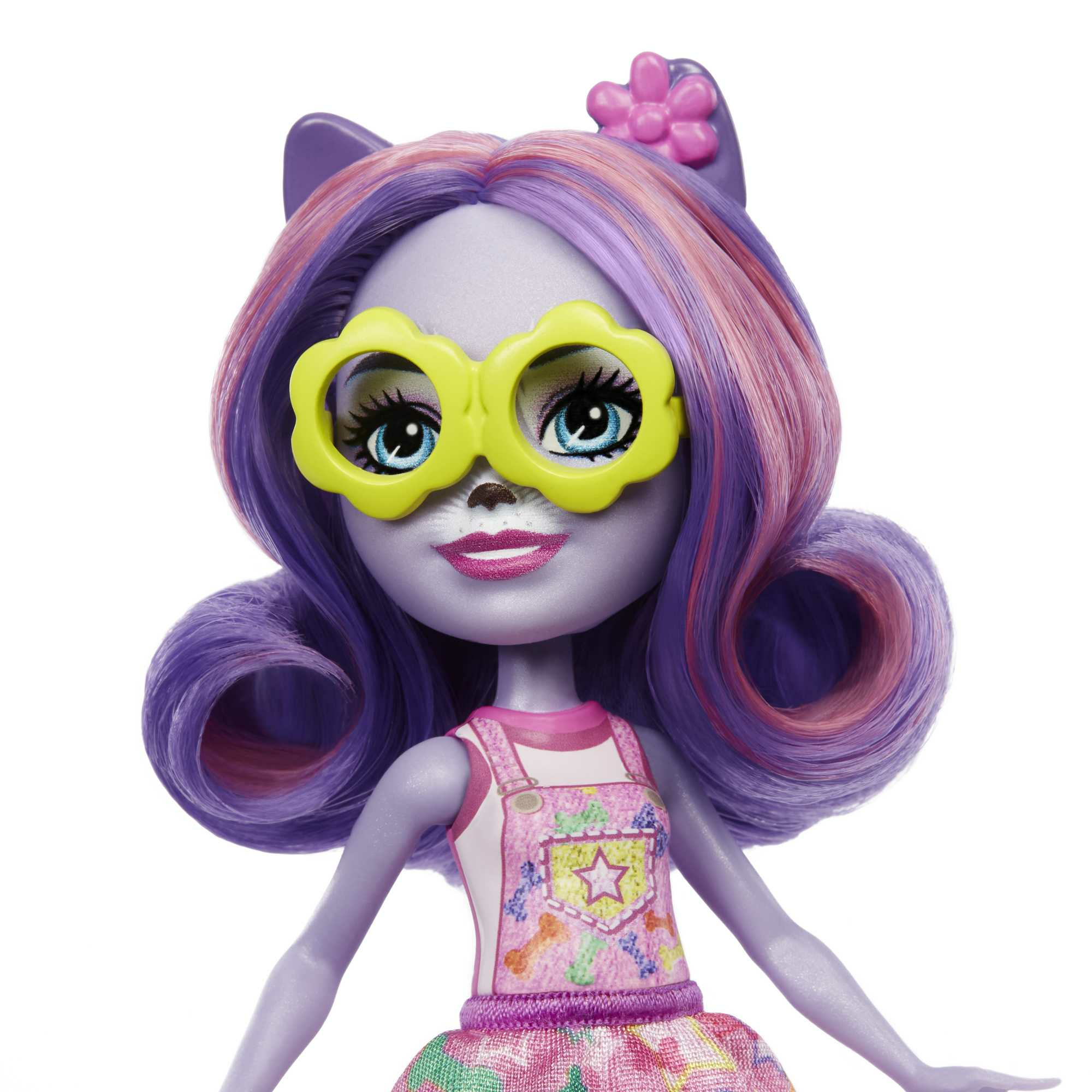 Nahaufnahme des Gesichts einer Puppe mit lila Haaren, Katzenohren, gelber Brille und einem rosa Kleid.