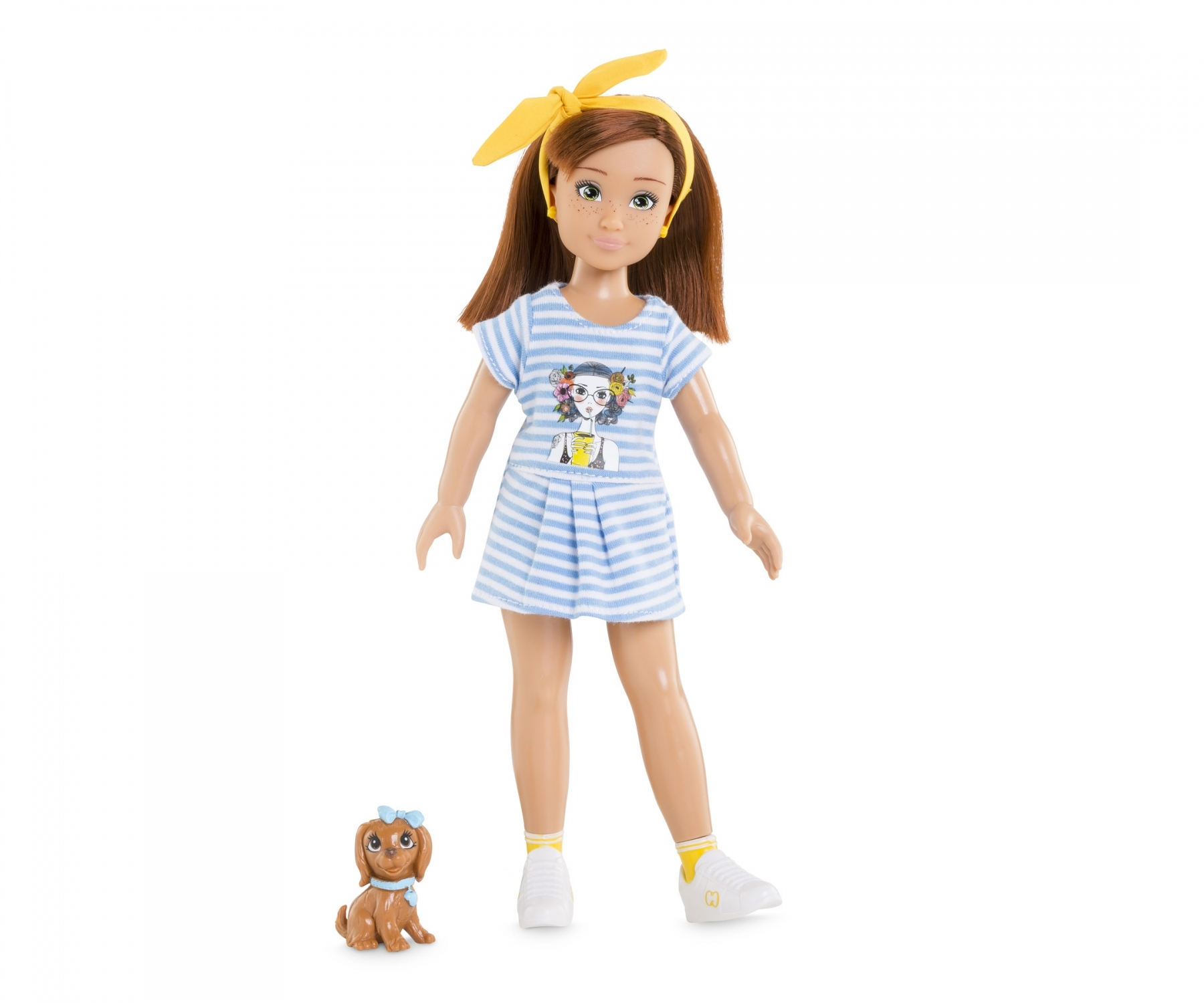 Puppe mit rotem Haar, gelbem Stirnband, blau gestreiftem Kleid, weißen Schuhen und einem braunen Hund. Weißer Hintergrund.