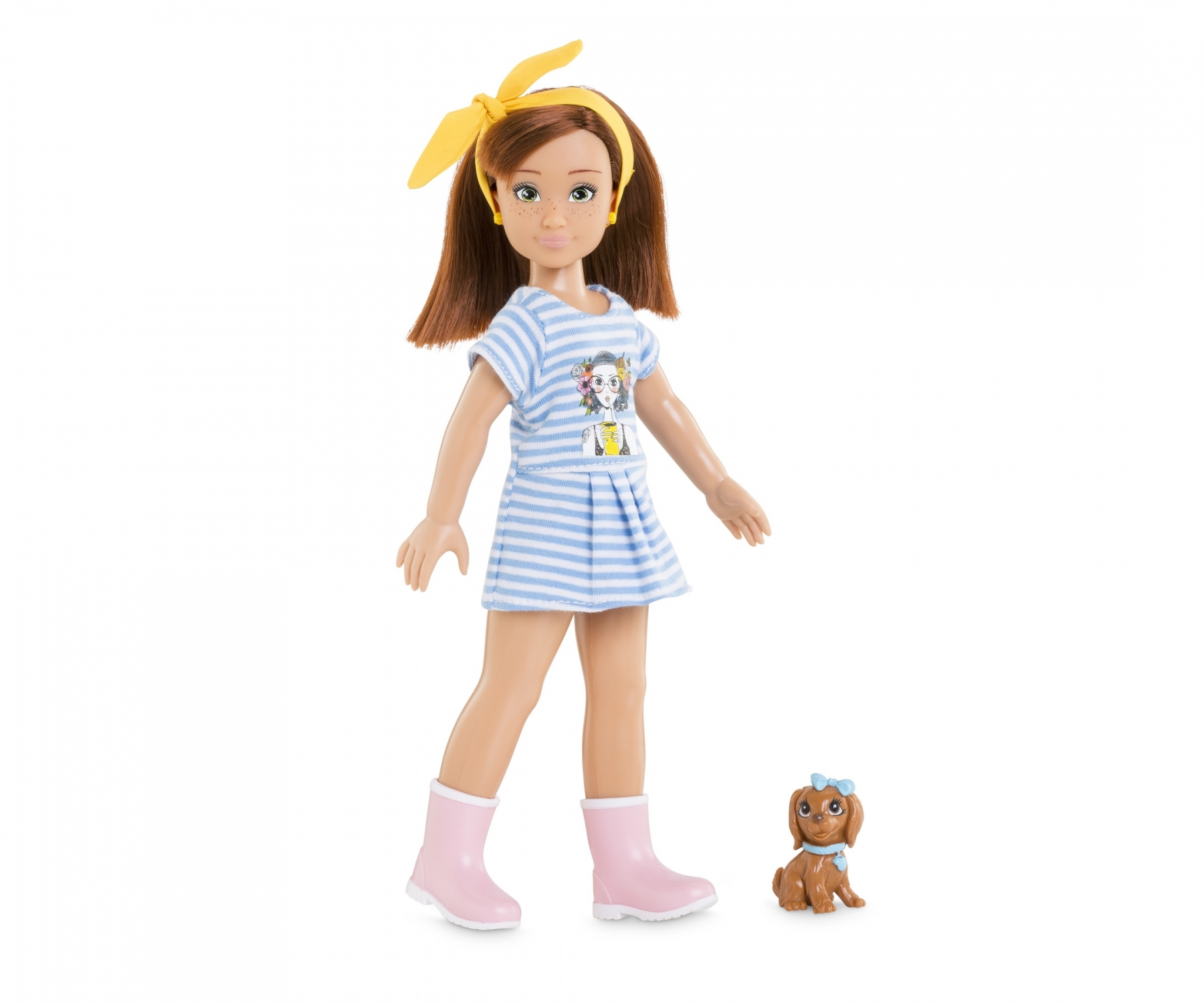 Puppe mit rotem Haar, gelbem Stirnband, blau gestreiftem Kleid, rosa Stiefeln und einem braunen Hund. Weißer Hintergrund.
