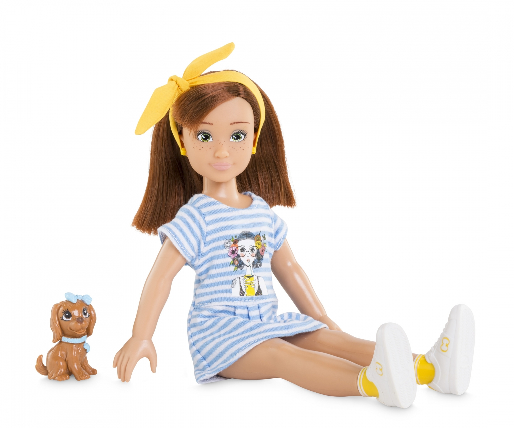 Puppe mit rotem Haar, gelbem Stirnband, blau gestreiftem Kleid, weißen Schuhen und einem braunen Hund. Weißer Hintergrund.