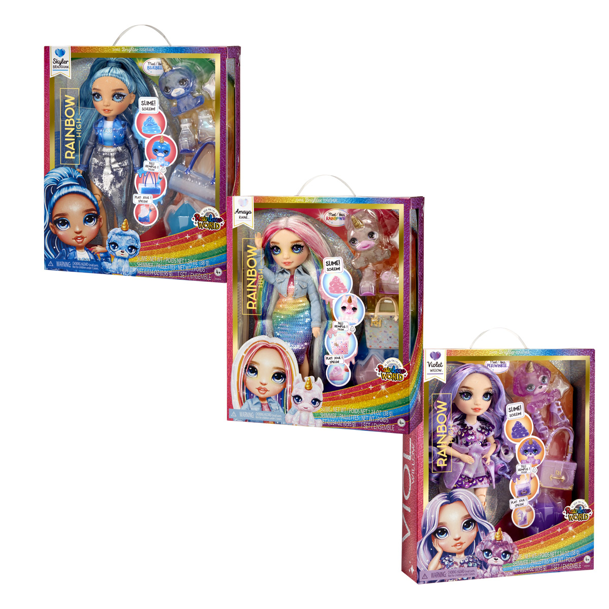 Trzy pudełka z lalkami. Każde pudełko ma inną lalkę. Białe tło.