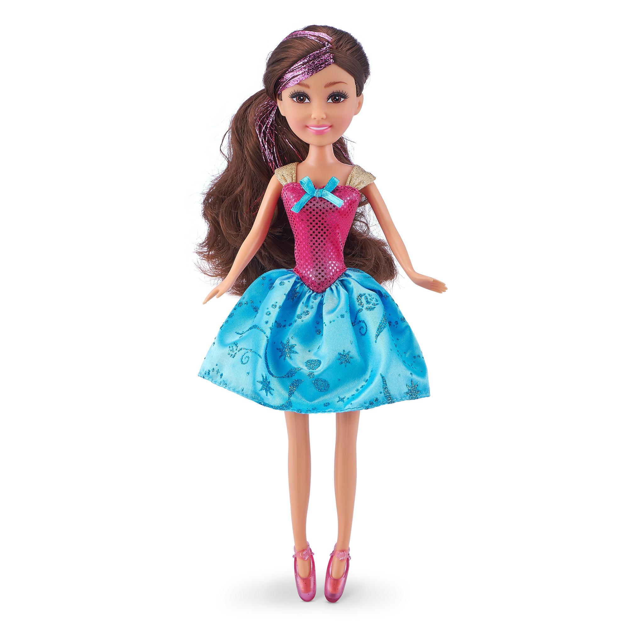 Eine Puppe in einem rosa-blauen Kleid, mit braunen Haaren und rosa Ballettschuhen.