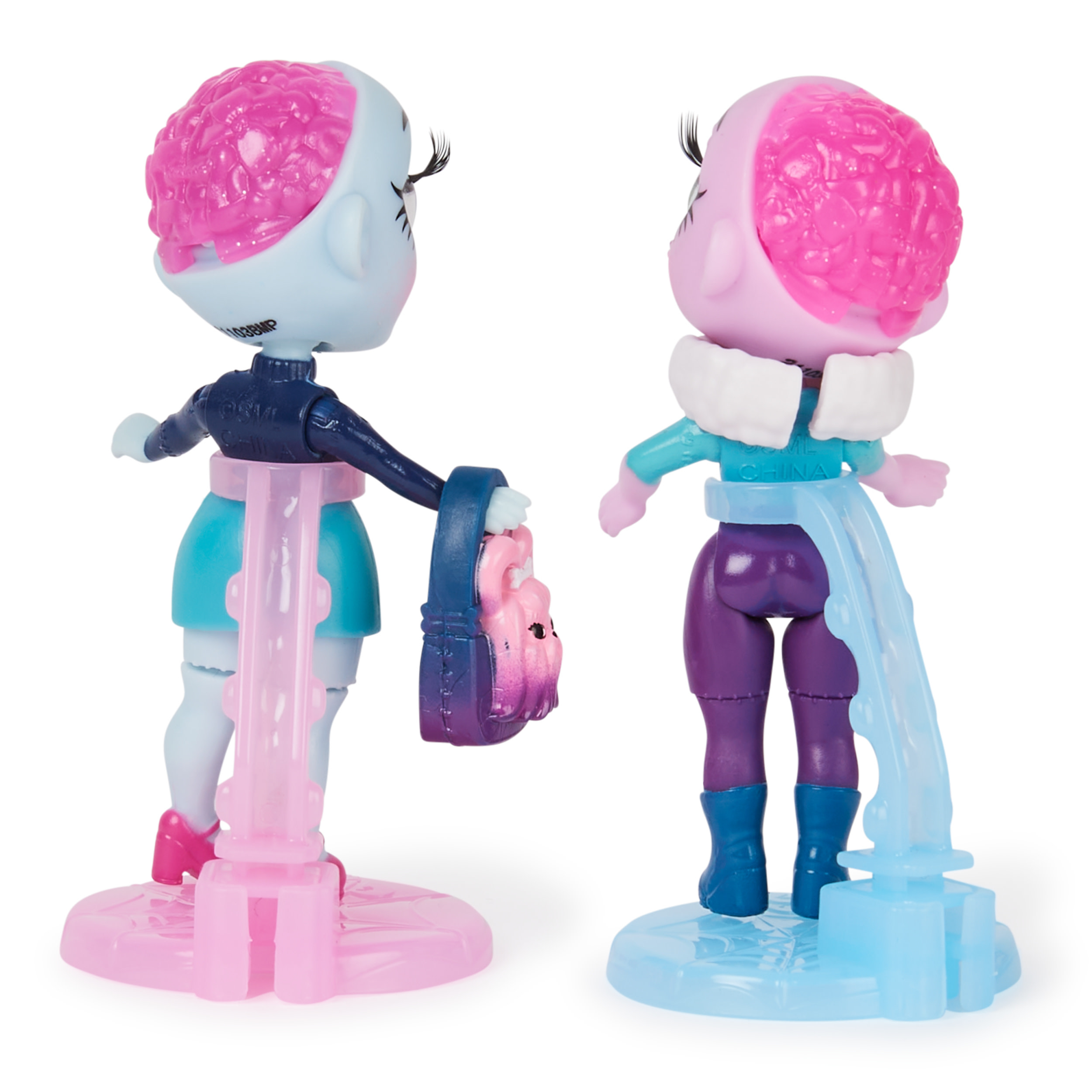 Dos muñecas con cabezas en forma de cerebro. Tienen diferentes atuendos y están sobre un soporte.