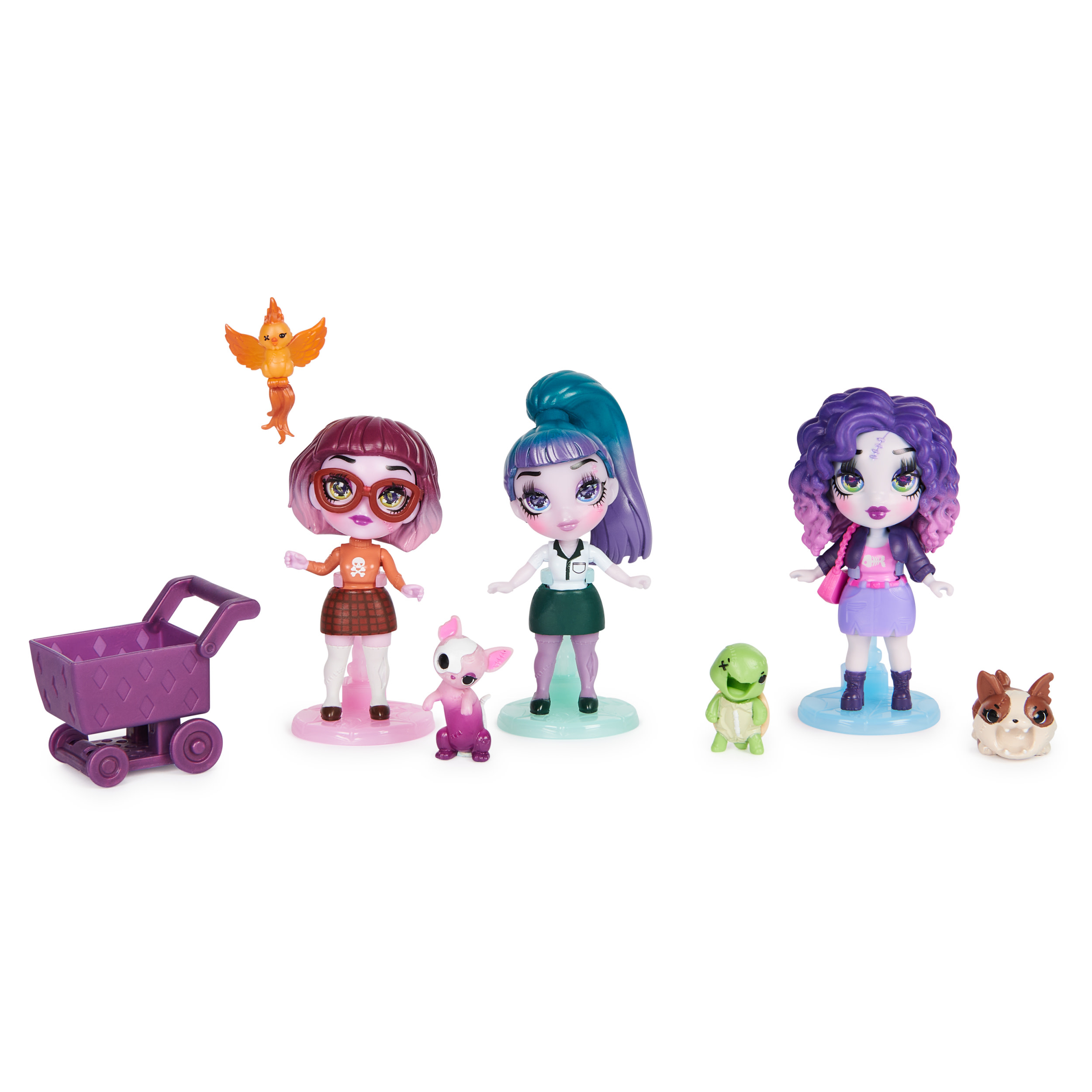 Tres muñecas, accesorios y un carrito de compras morado sobre blanco. Las muñecas son pequeñas y caricaturescas.