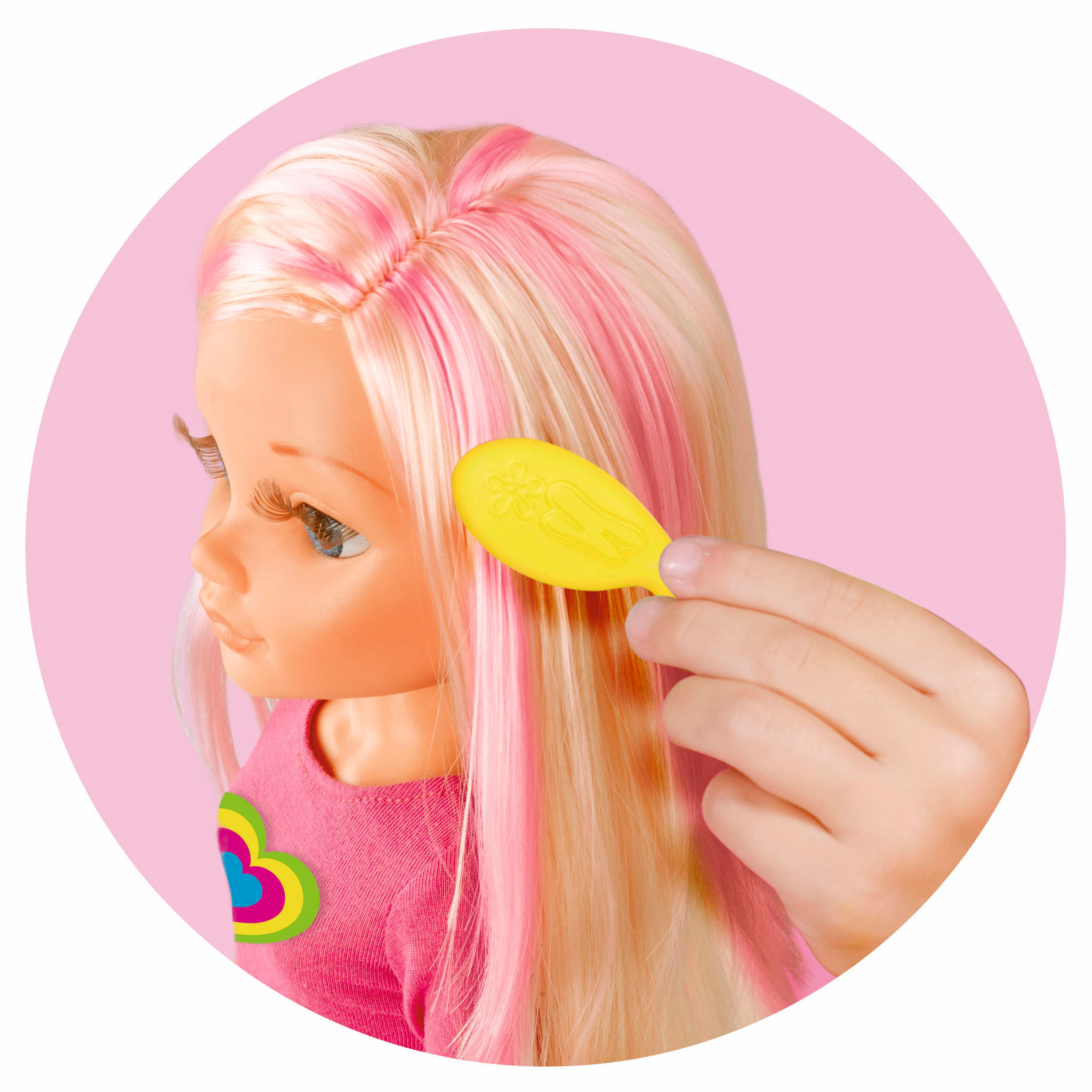 Lalka jest stylizowana żółtą szczotką. Lalka ma różowe i blond włosy.