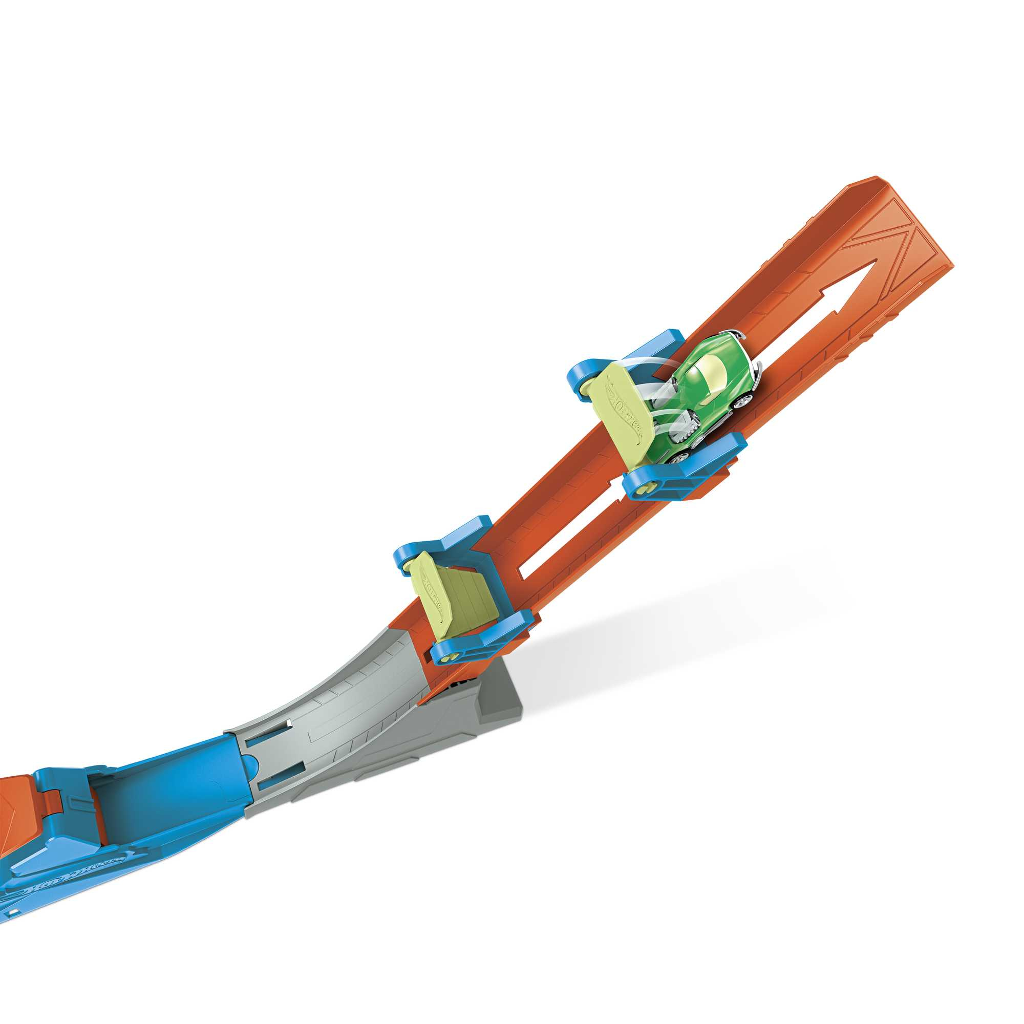 Zabawkowy samochód na pomarańczowym torze, z zielonym samochodem na górze.