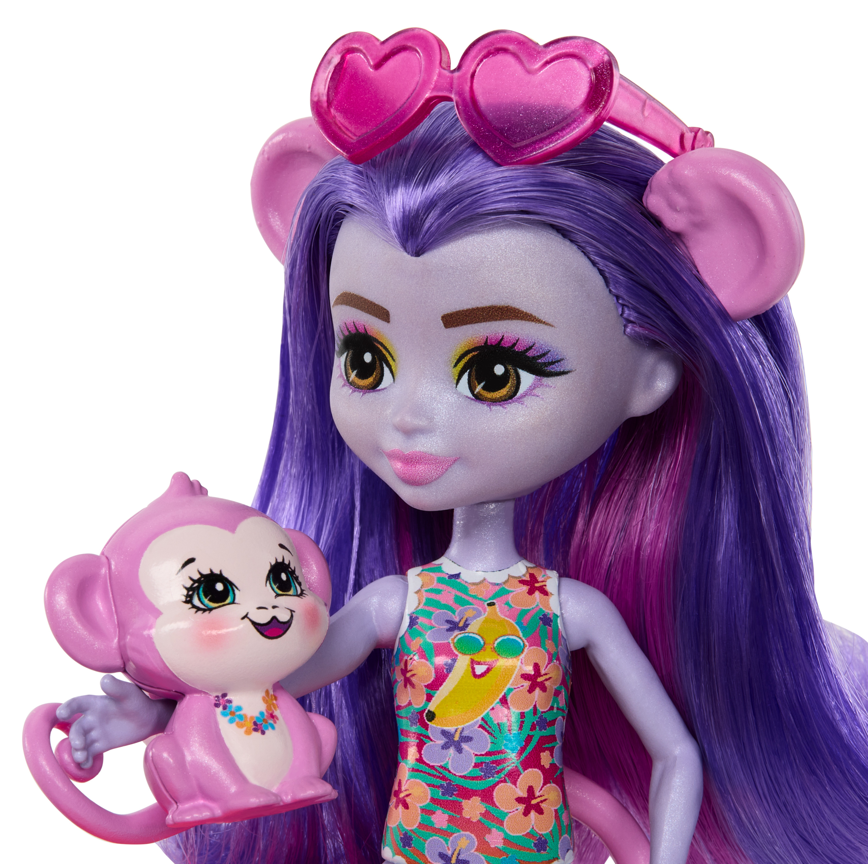 Una muñeca con pelo morado, sosteniendo un mono, con gafas de sol y una camisa de plátano.