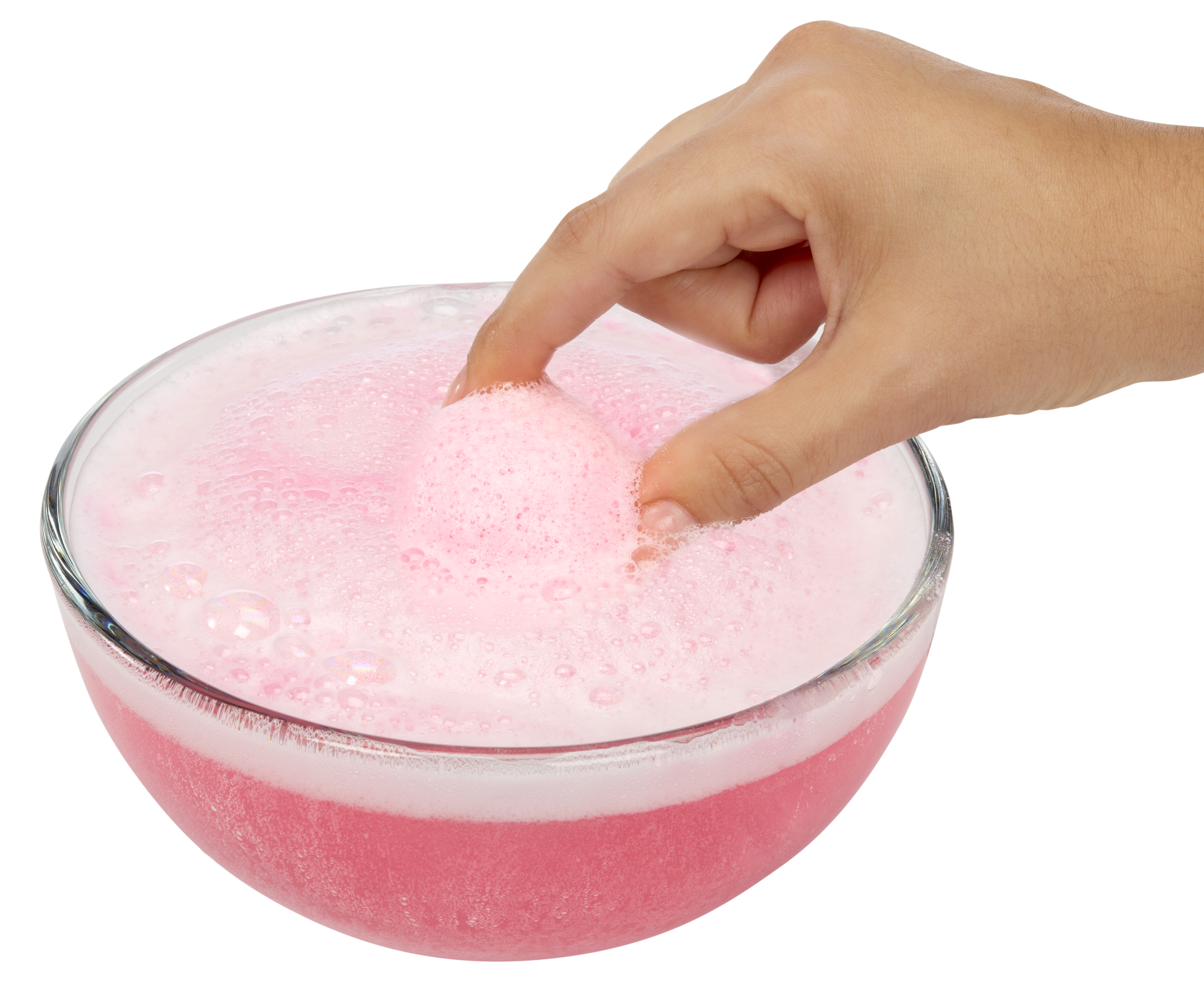 Dłoń zanurzająca palec w misce z różowym, pieniącym się płynem, na białym tle.
