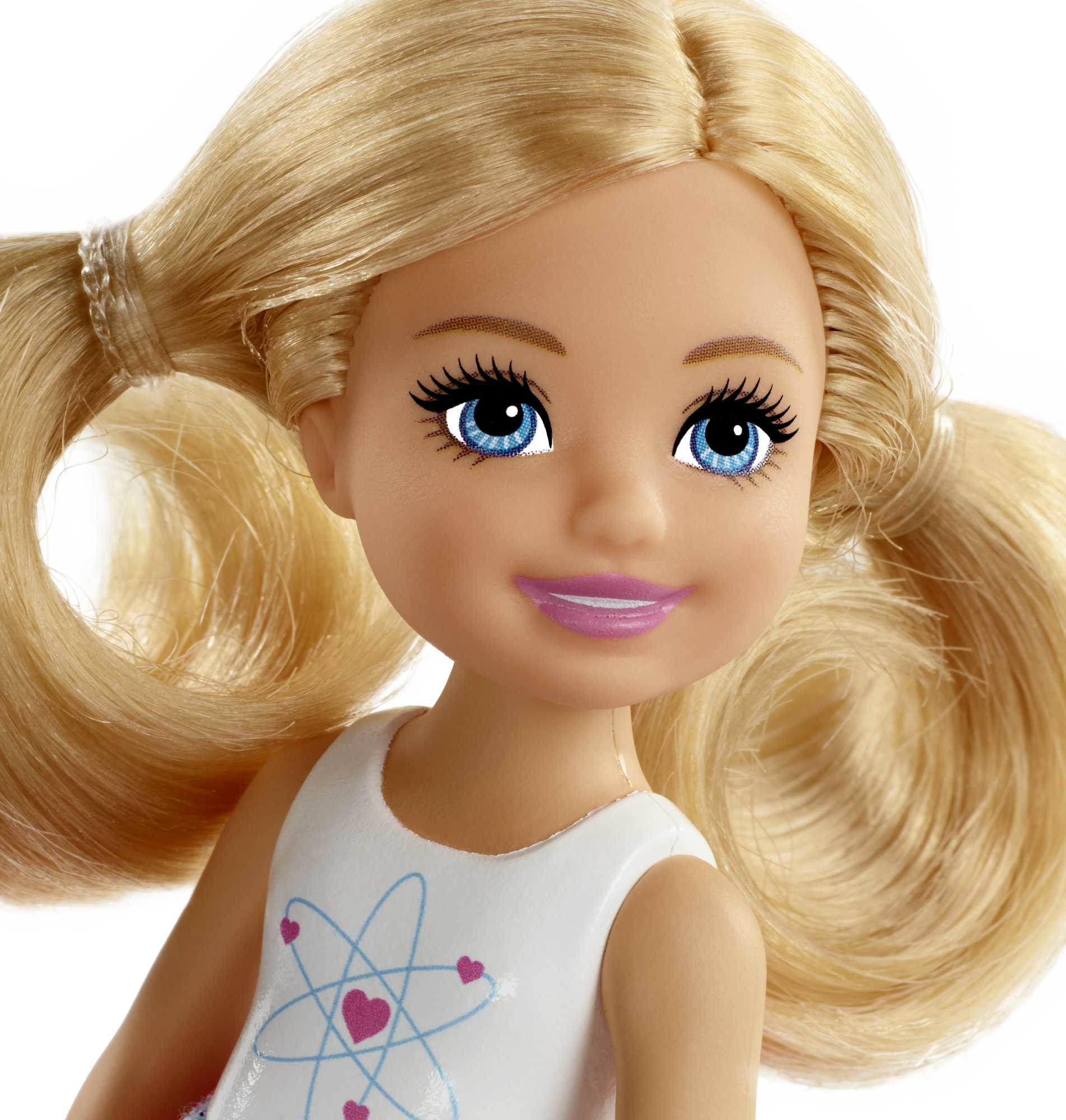 Zbliżenie lalki z blond warkoczykami, niebieskimi oczami i białą koszulką z sercem.