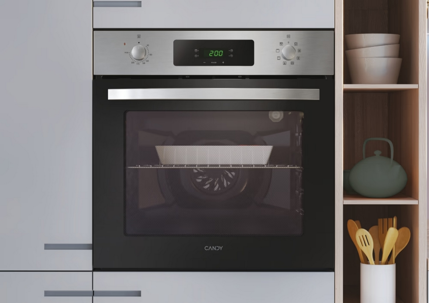 Forno incassato in mobili da cucina grigi, con display digitale, manopole e interno aperto, marchio 'CANDY'.