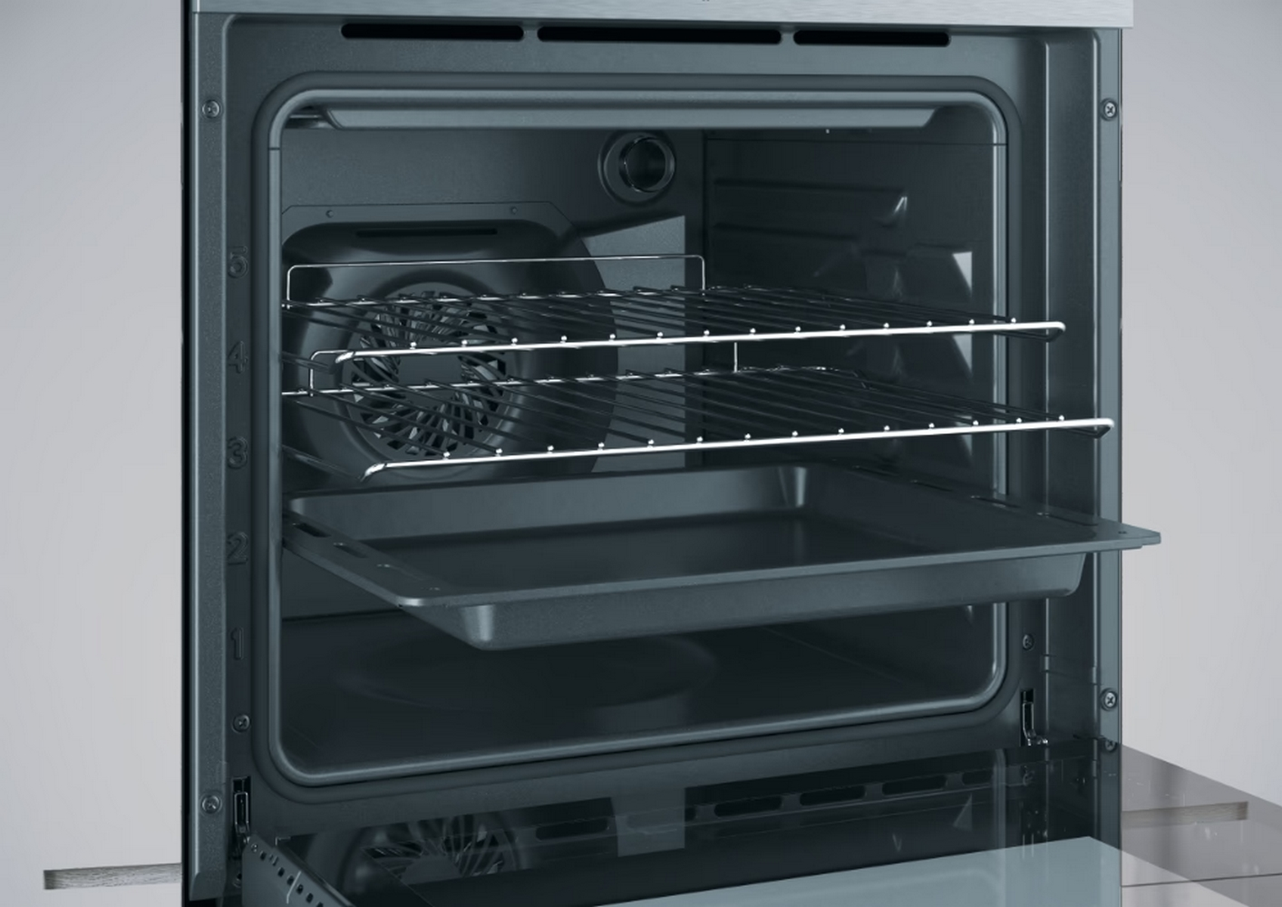 Interno del forno aperto con vassoi e griglie, che mostra una teglia nella parte inferiore, isolato su sfondo bianco.