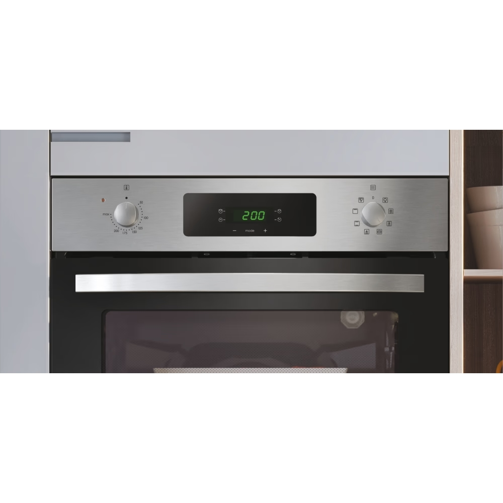 Pannello di controllo del forno in acciaio inox. Il display indica 200.