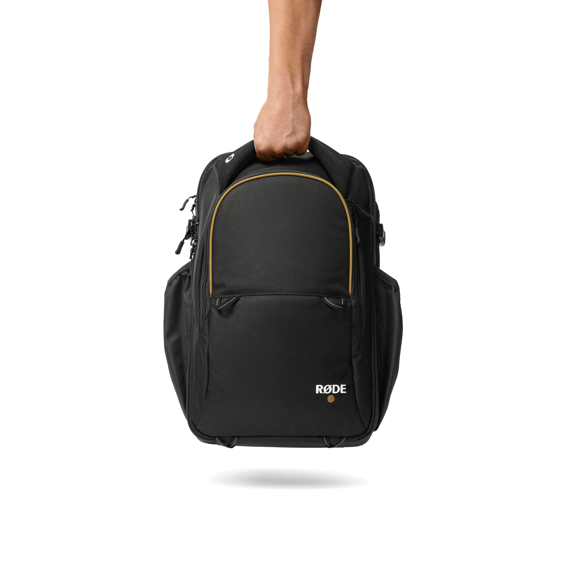 Una mano che tiene uno zaino nero con finiture dorate su sfondo bianco. La borsa ha un logo.