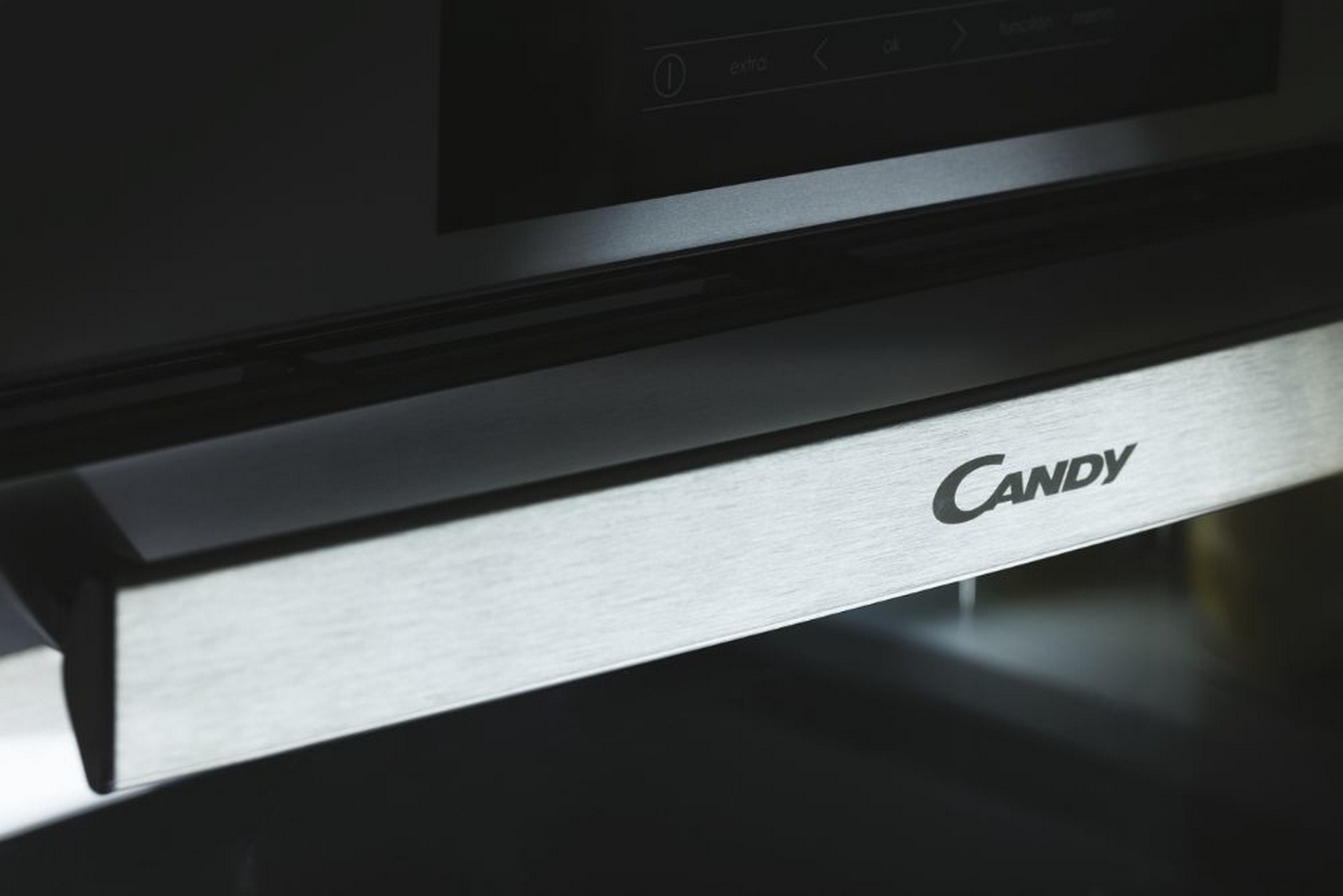 Primo piano di un pannello Candy in acciaio inox con il marchio.