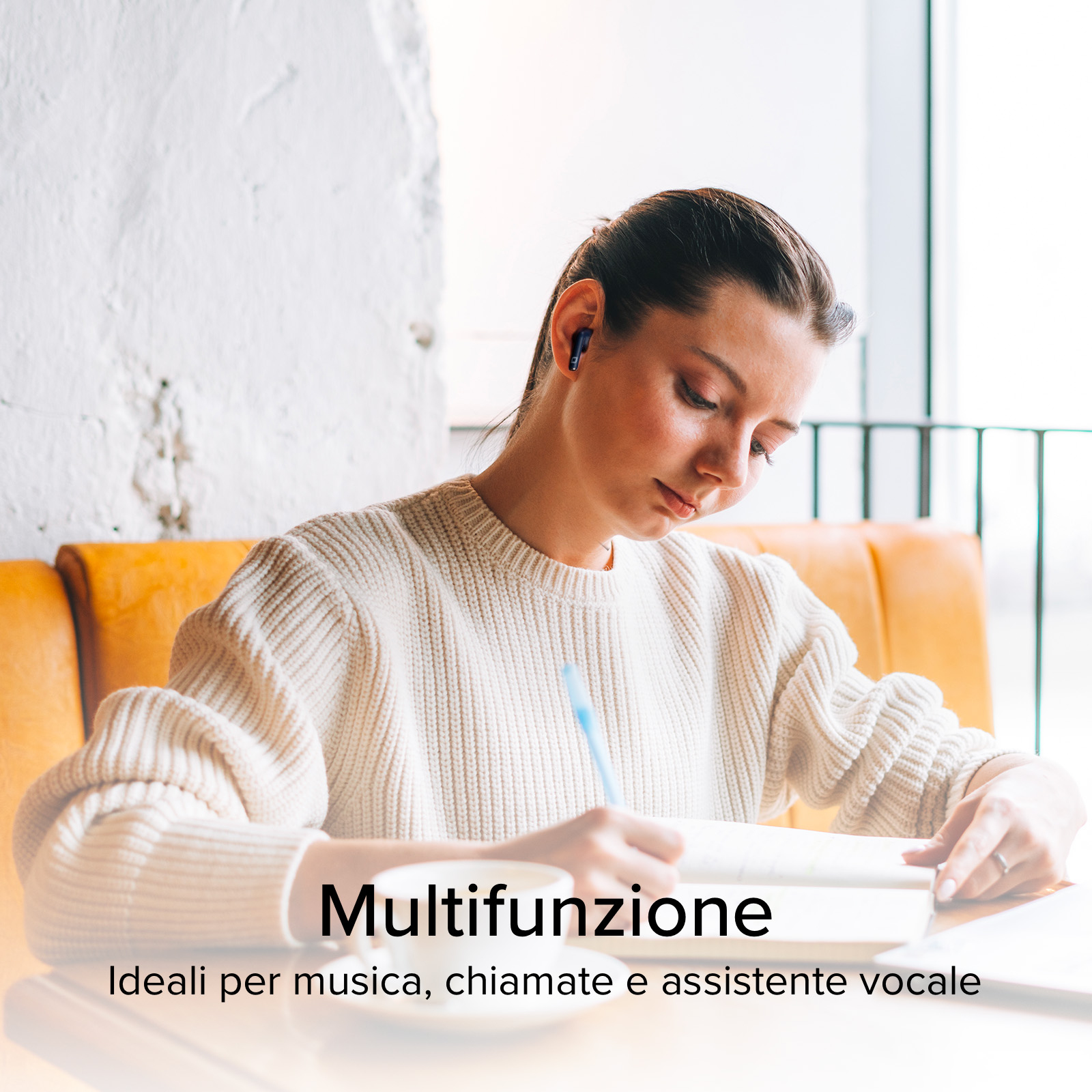 Kobieta pisząca w notatniku, w słuchawkach. Tekst: 'Wielofunkcyjny'.