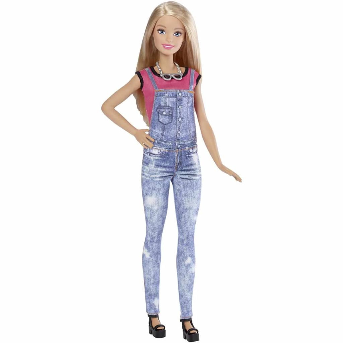 Blonde Barbie-Puppe in Jeans-Latzhose, pinkem Oberteil und silberner Halskette. Schwarze Plateau-Heels.