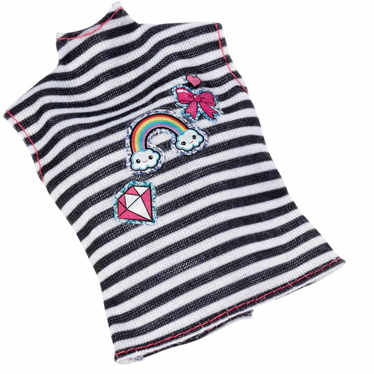 Ein schwarz-weiß gestreiftes Puppen-T-Shirt mit Regenbogen- und Diamanten-Aufnähern auf weißem Hintergrund.