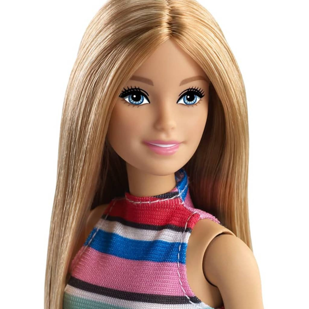 Zbliżenie na twarz Barbie. Ma blond włosy, niebieskie oczy i różową szminkę. Tło jest białe.