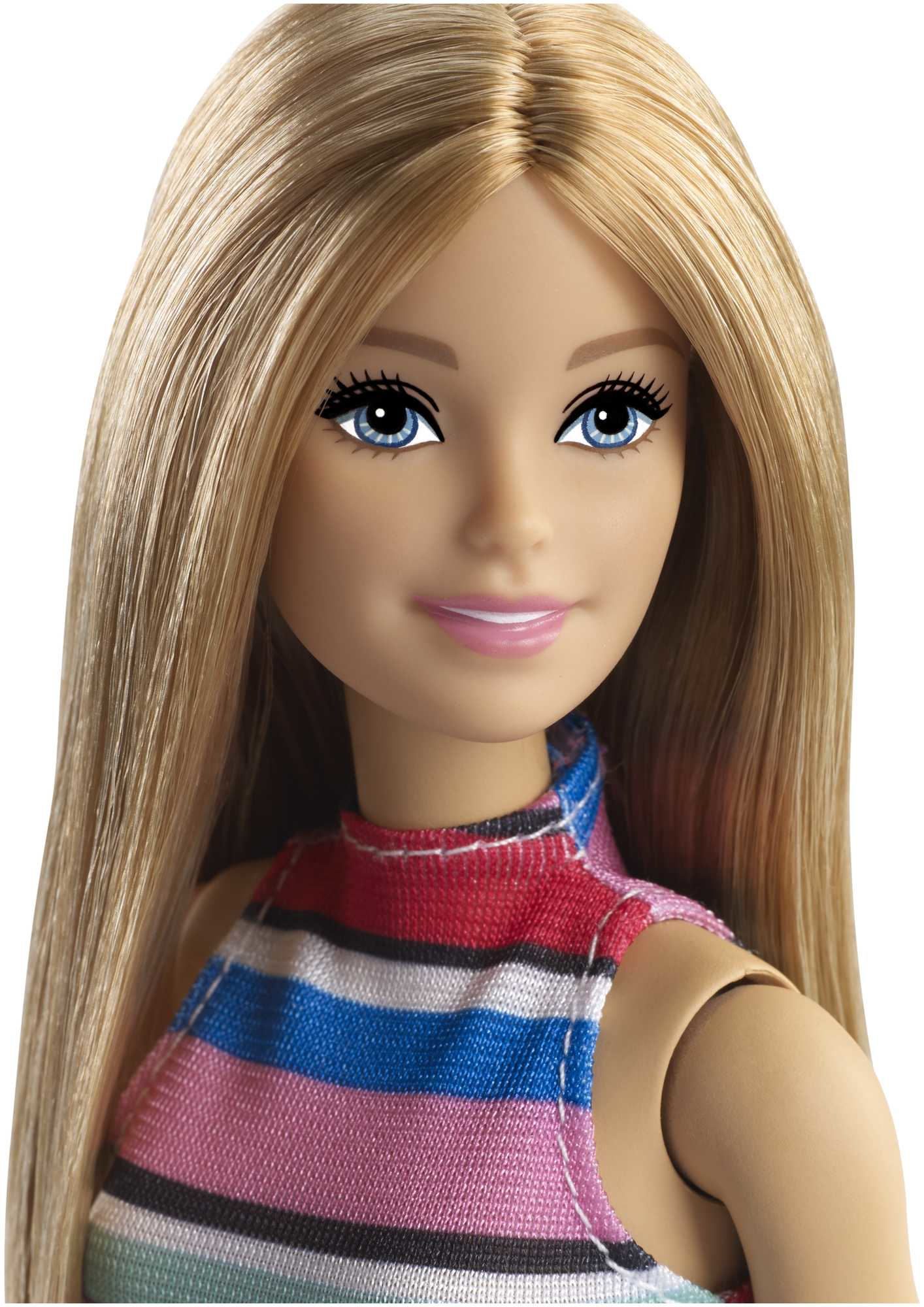 Zbliżenie twarzy lalki Barbie, z długimi blond włosami i niebieskimi oczami.