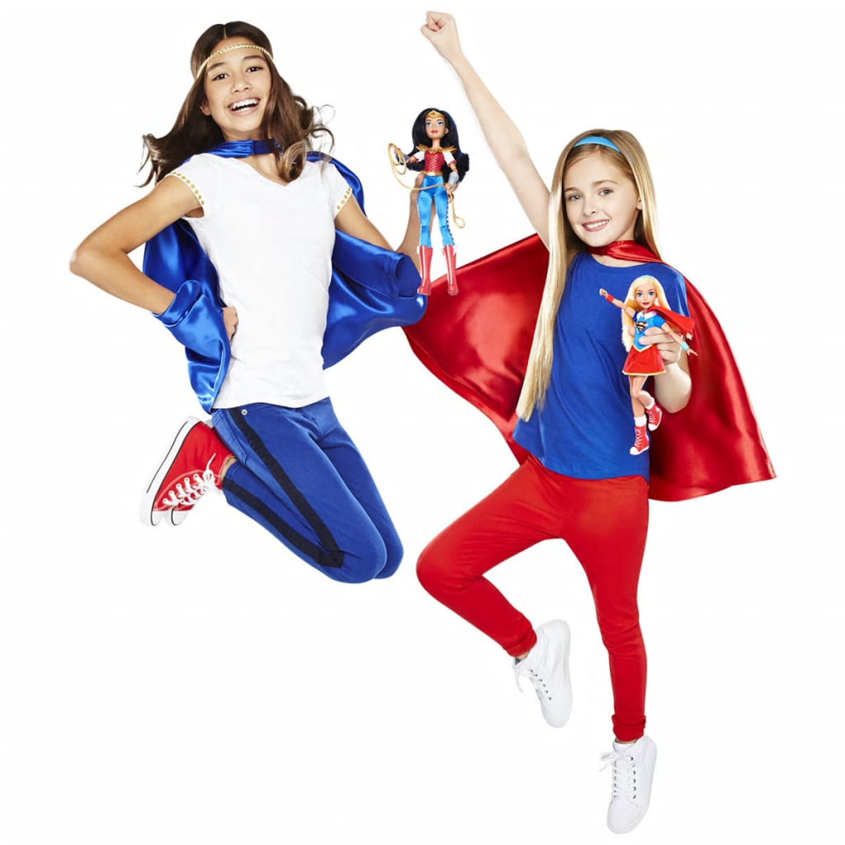 Due ragazze in costume da supereroe, una con una bambola di Wonder Woman.