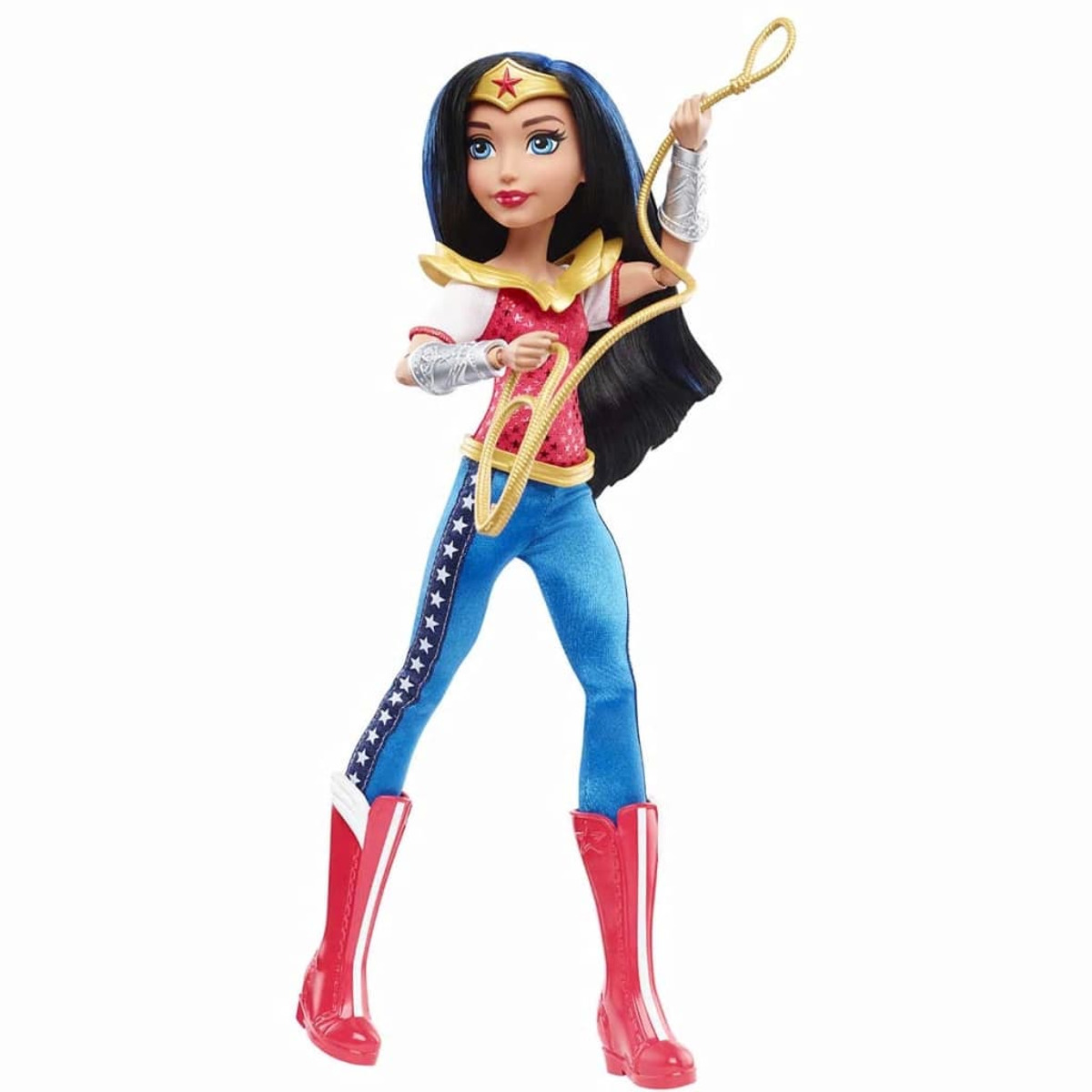 Bambola di Wonder Woman in costume. Tiene in mano un lazo d'oro. Pantaloni blu con stelle, stivali rossi e top.