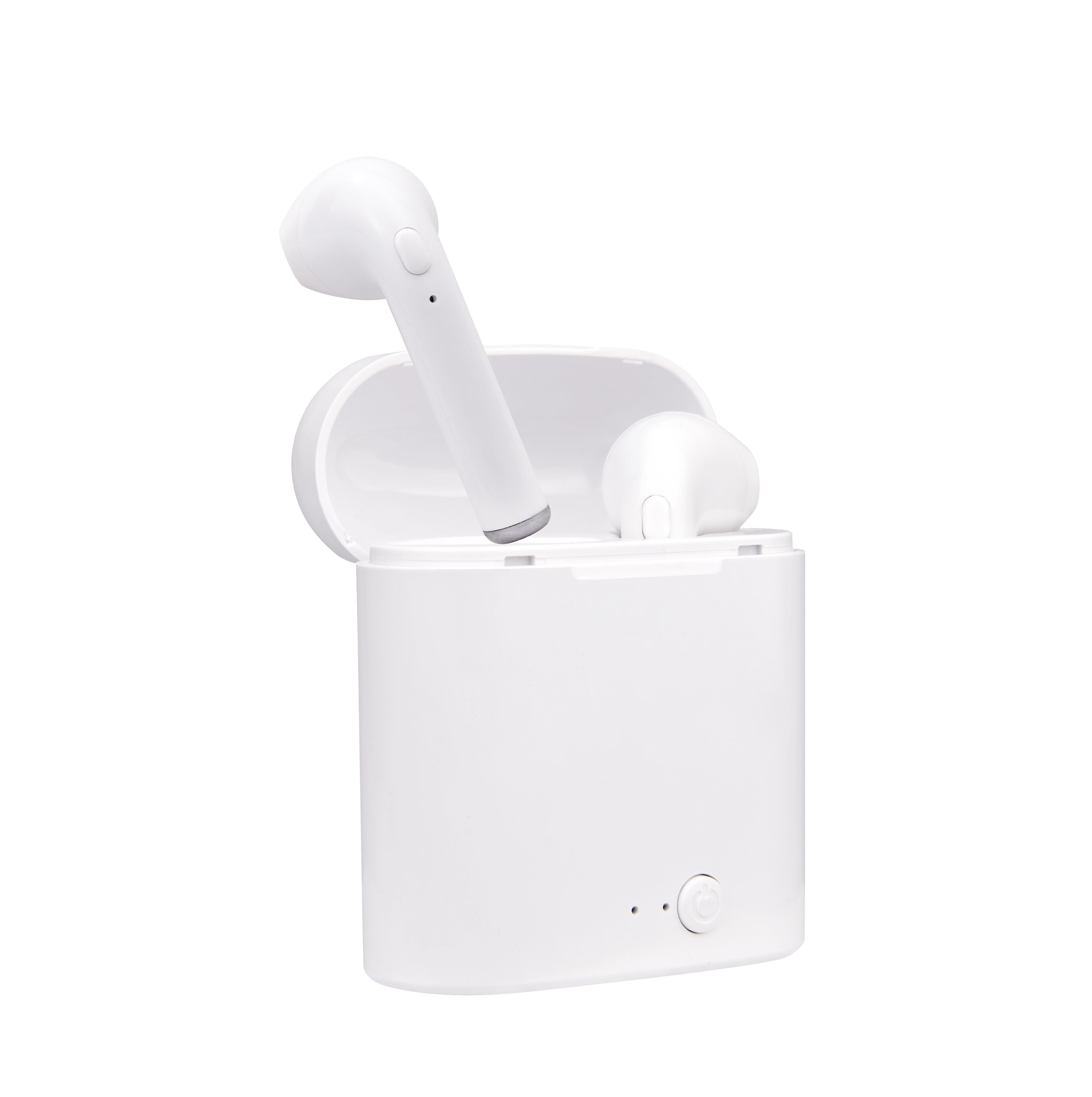 Écouteurs blancs dans un étui de chargement blanc ouvert. Fond blanc.