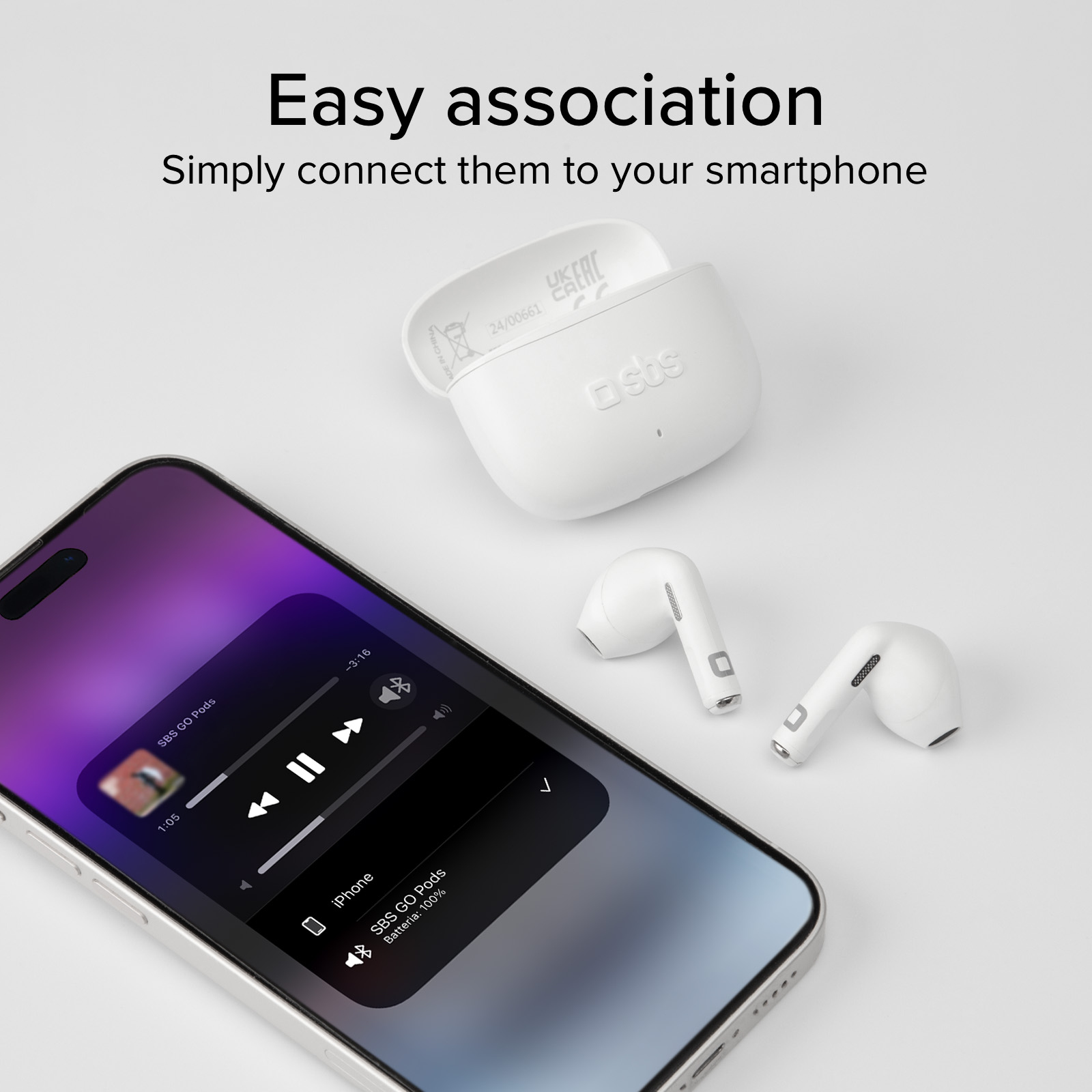 Białe słuchawki i etui ładujące obok telefonu. Telefon pokazuje elementy sterowania muzyką.