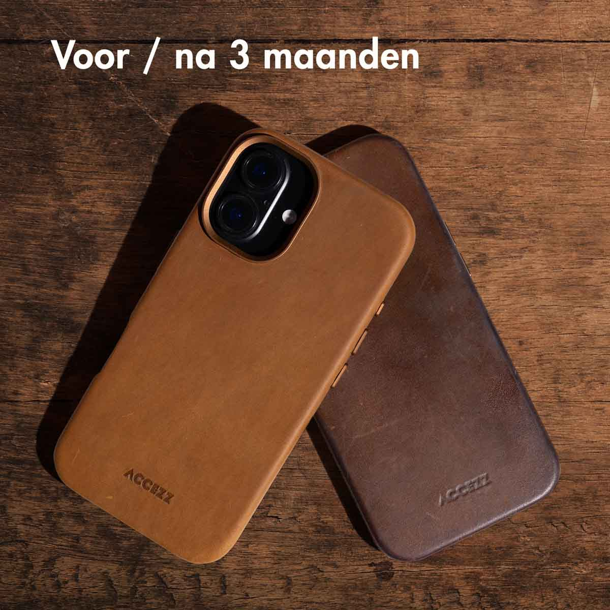 Twee bruine telefoonhoesjes op houten oppervlak. Eén is nieuw, één is verouderd.