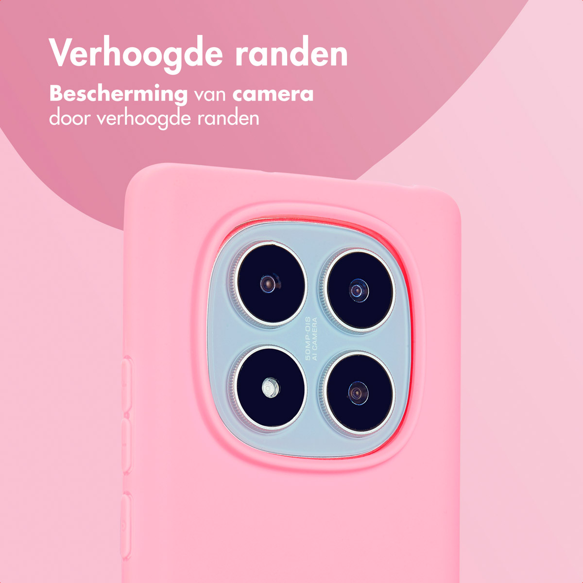 Close-up van roze telefoonhoesje met vier zwarte cameralenzen en roze achtergrond.